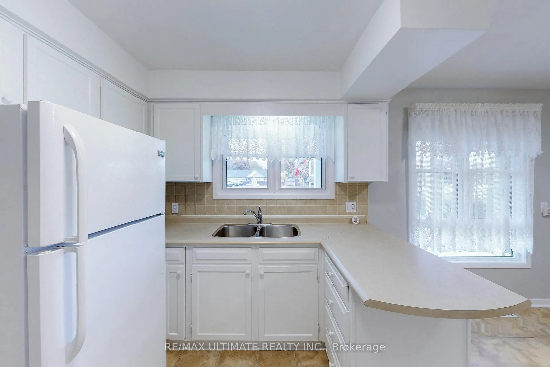 Photo 12 of 96 Lakeshore Road, St. Catharines, Lakeport — HOMEH