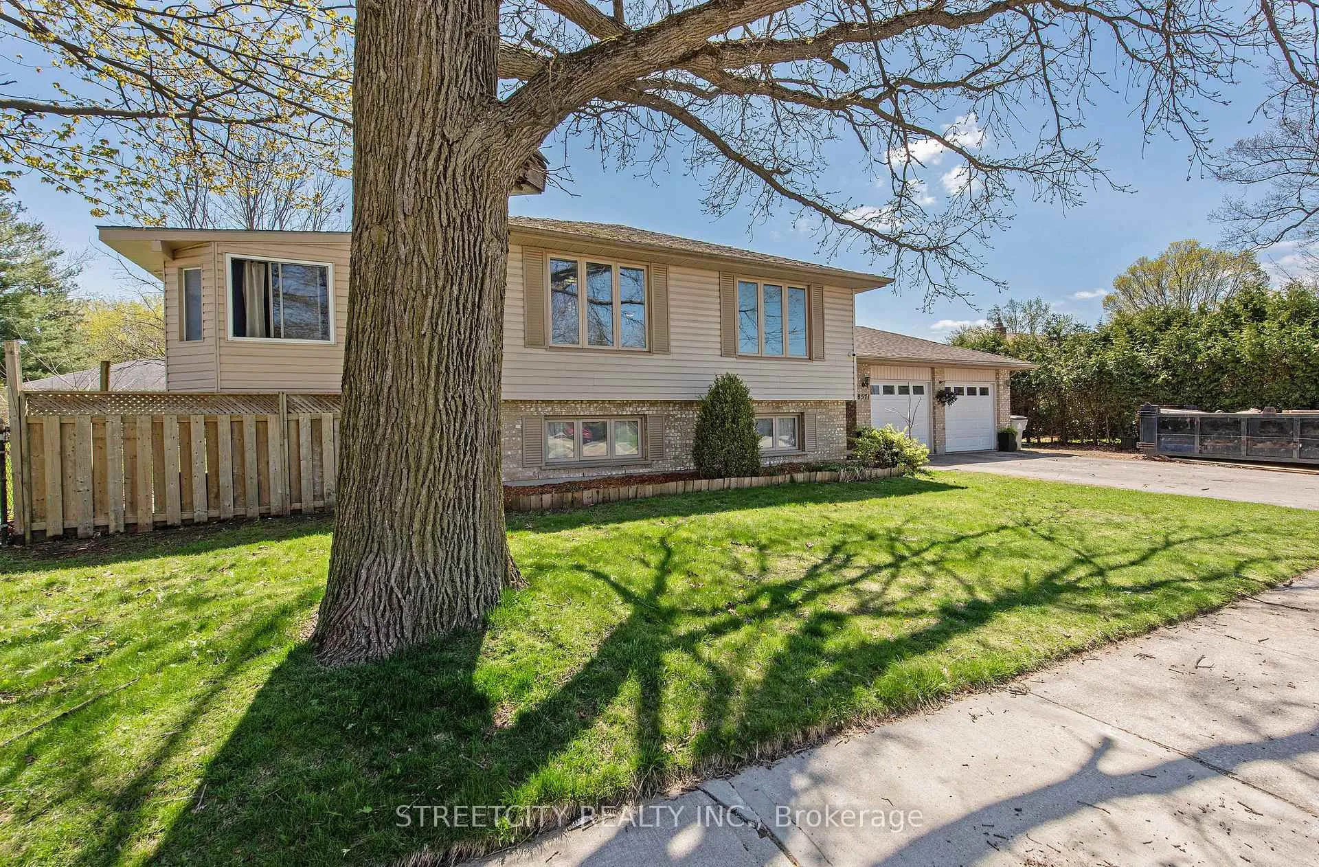 Photo 3 of 8571 Glendon Drive, Strathroy-Caradoc, Mount Brydges — HOMEH