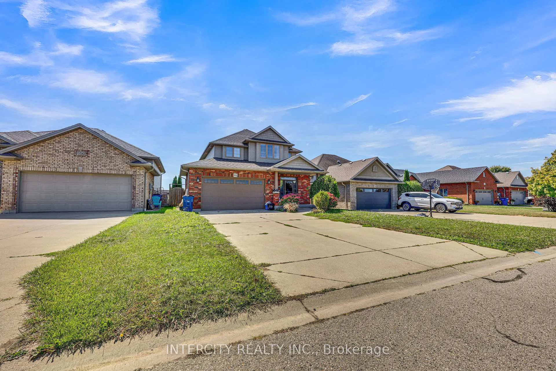Photo 2 of 82 Molengraaf Way, Chatham-Kent — HOMEH