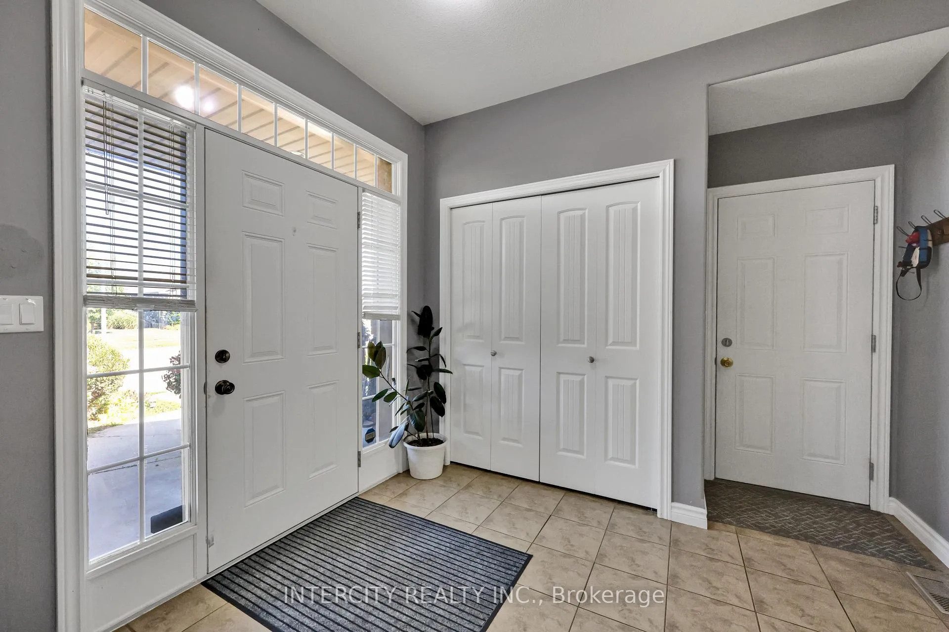 Photo 5 of 82 Molengraaf Way, Chatham-Kent — HOMEH