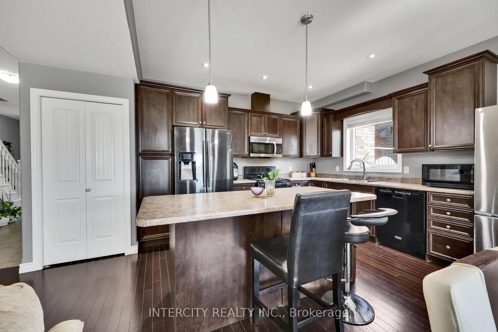 Photo 8 of 82 Molengraaf Way, Chatham-Kent — HOMEH