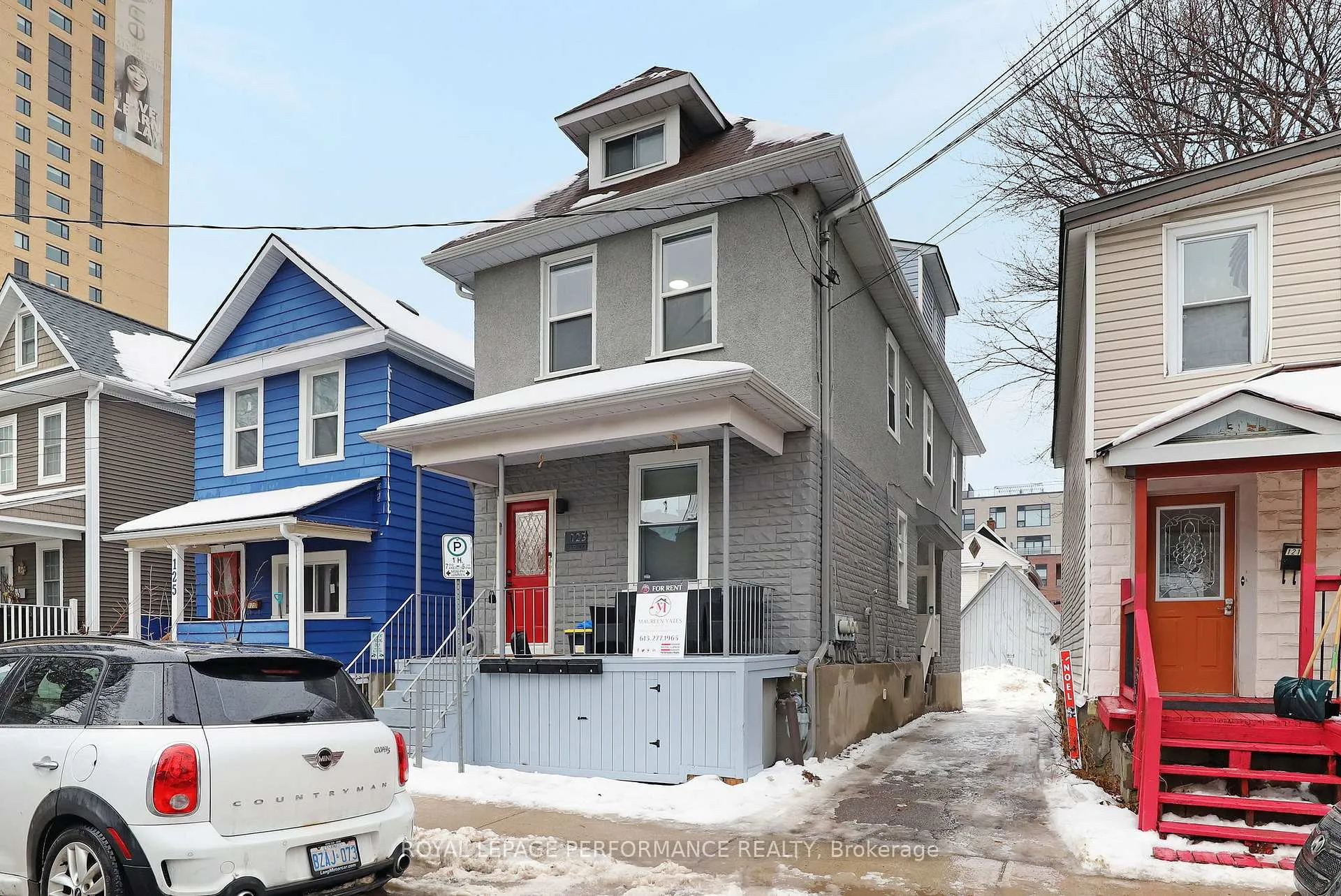 Front of Unit 4, 123 Pamilla Street W