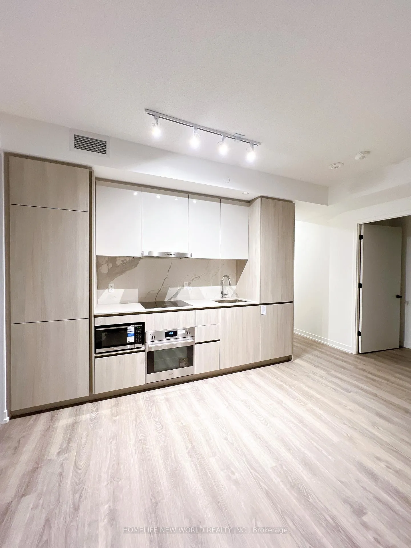 Photo 5 of Unit 1112, 8 Interchange Way, Vaughan, Vaughan Corporate Centre — HOMEH