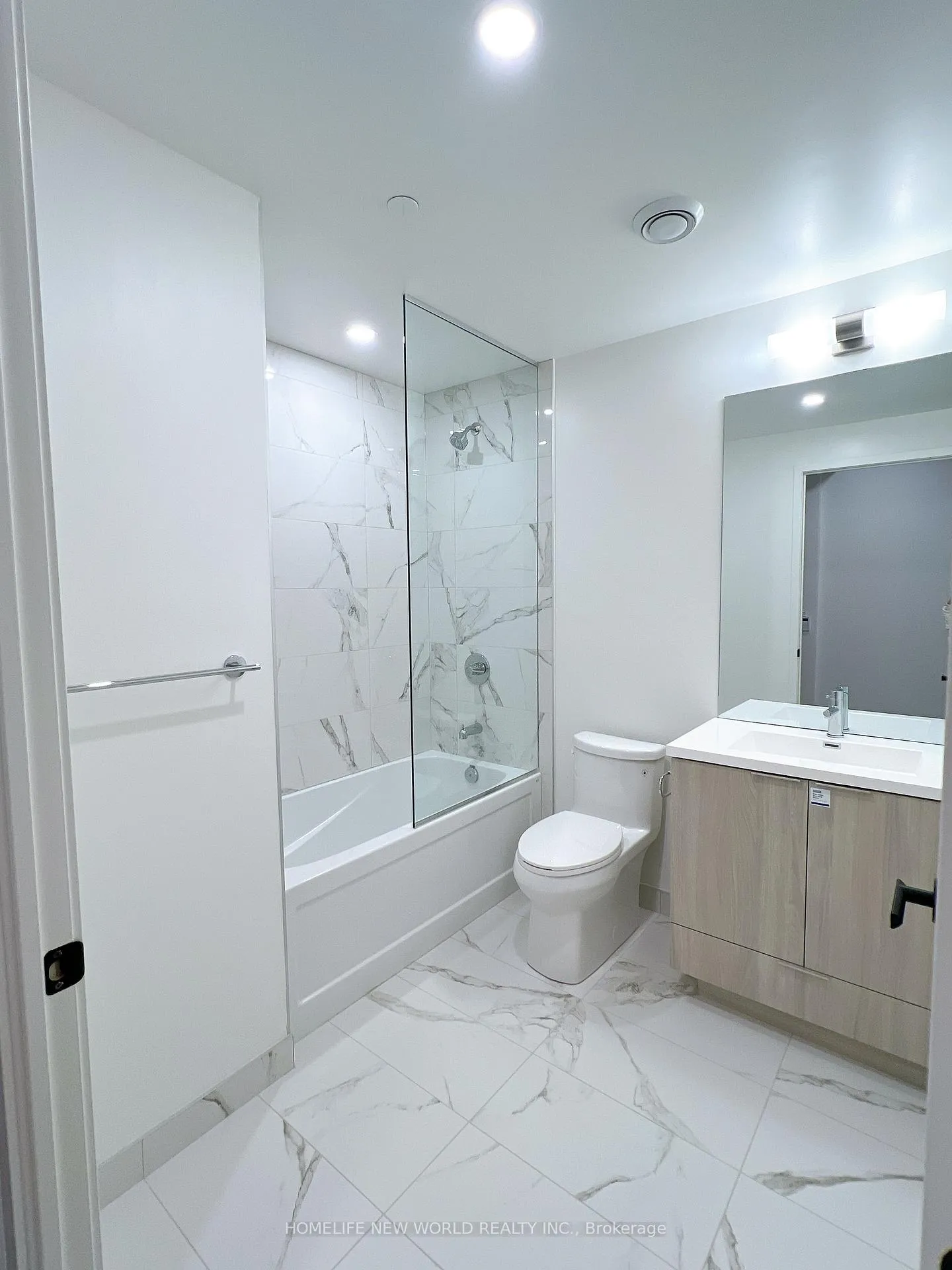 Photo 10 of Unit 1112, 8 Interchange Way, Vaughan, Vaughan Corporate Centre — HOMEH