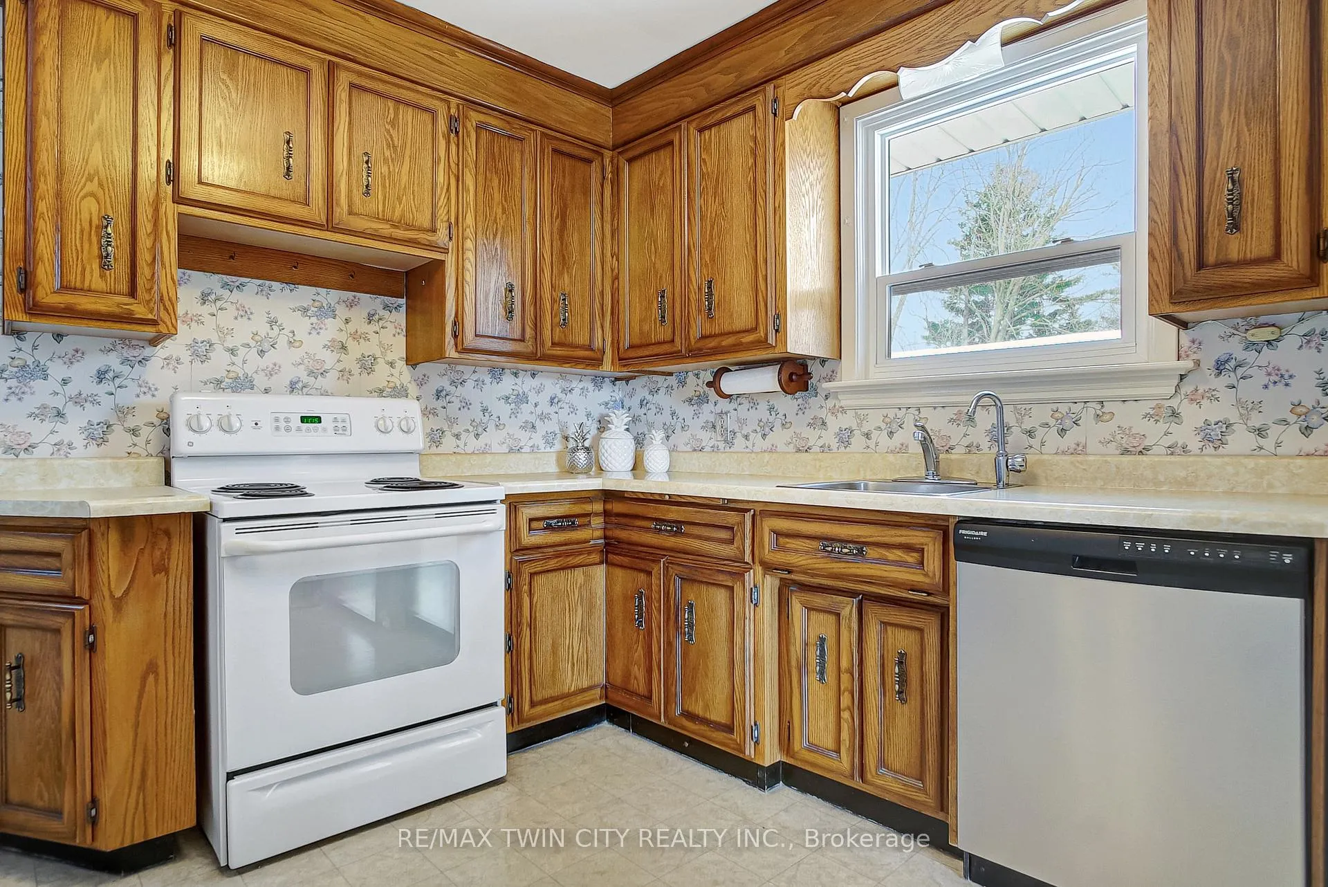 Photo 8 of 70 Christopher Drive, Cambridge — HOMEH