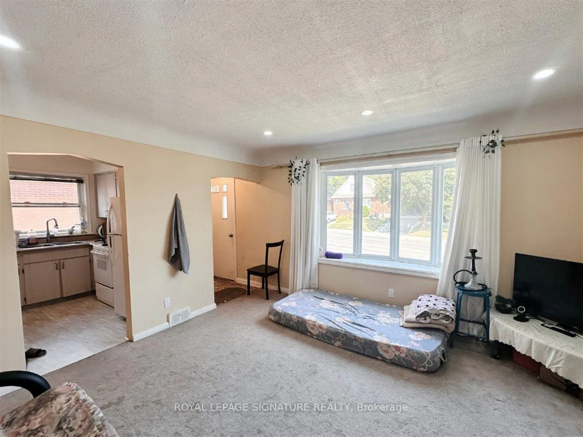 Photo 3 of 630 Fennell Avenue E, Hamilton, Burkholme — HOMEH