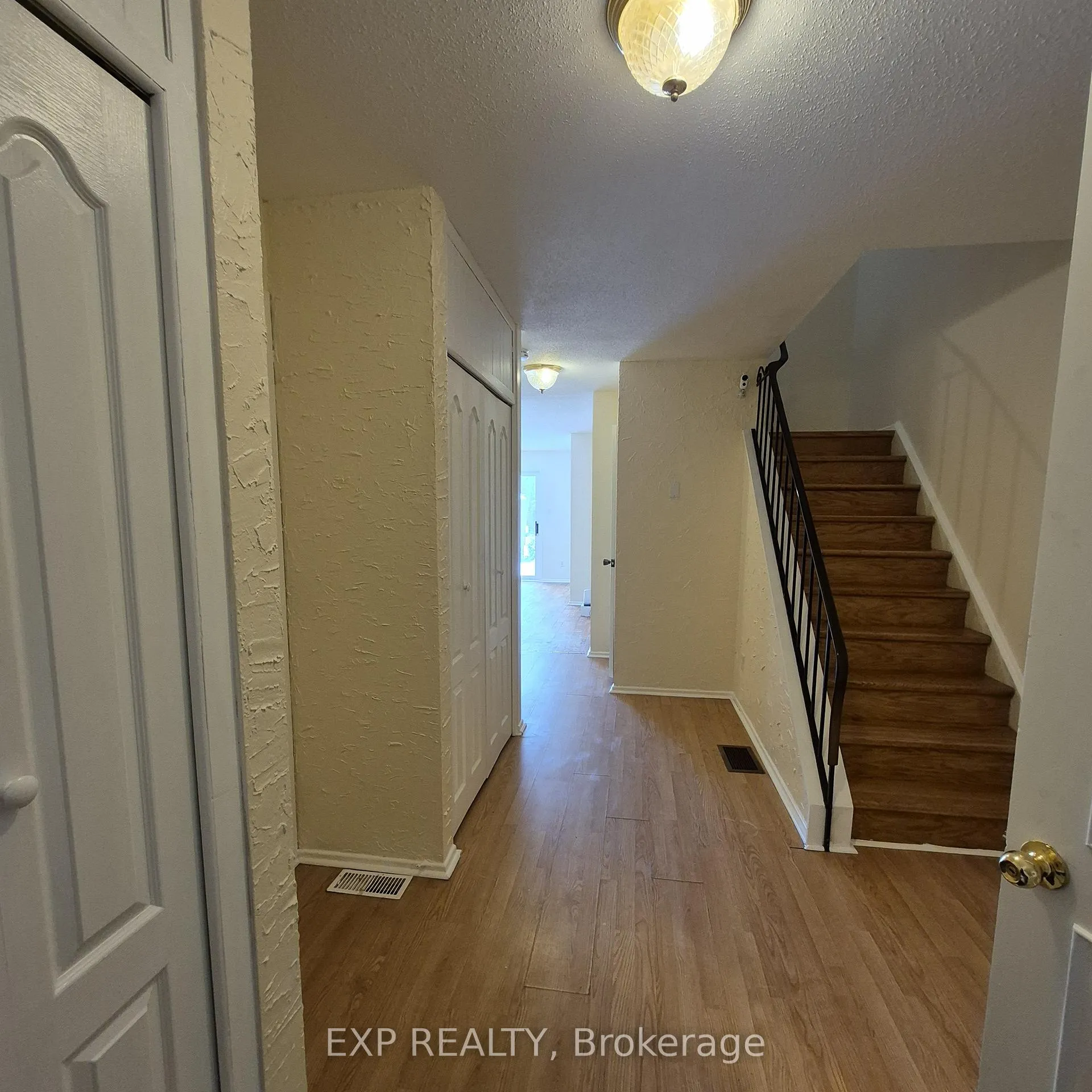Photo 2 of Unit 8, 8 Arnold Drive, Ottawa, Arbeatha Park — HOMEH