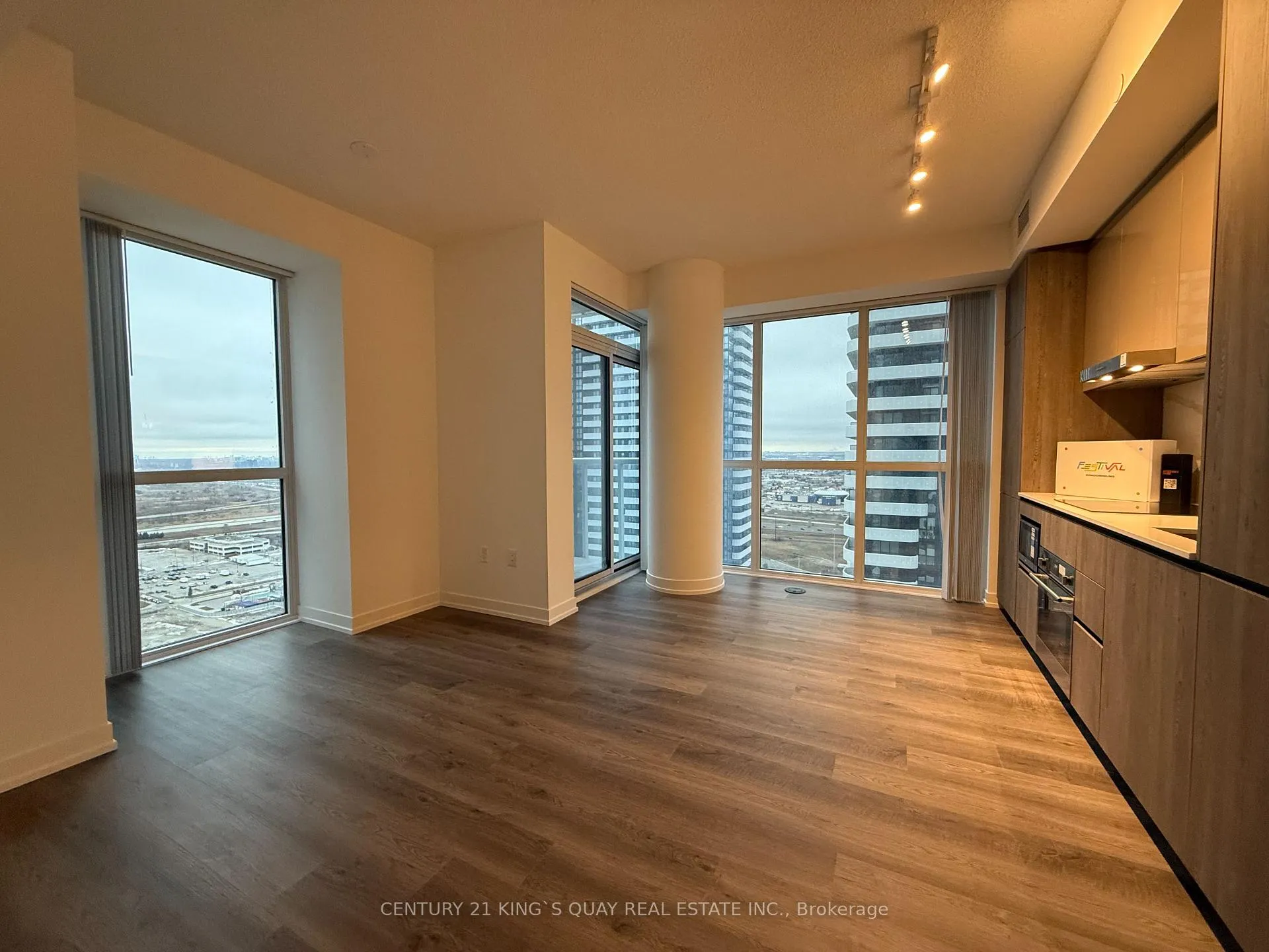 Photo 4 of Unit 3312, 8 Interchange Way, Vaughan, Vaughan Corporate Centre — HOMEH