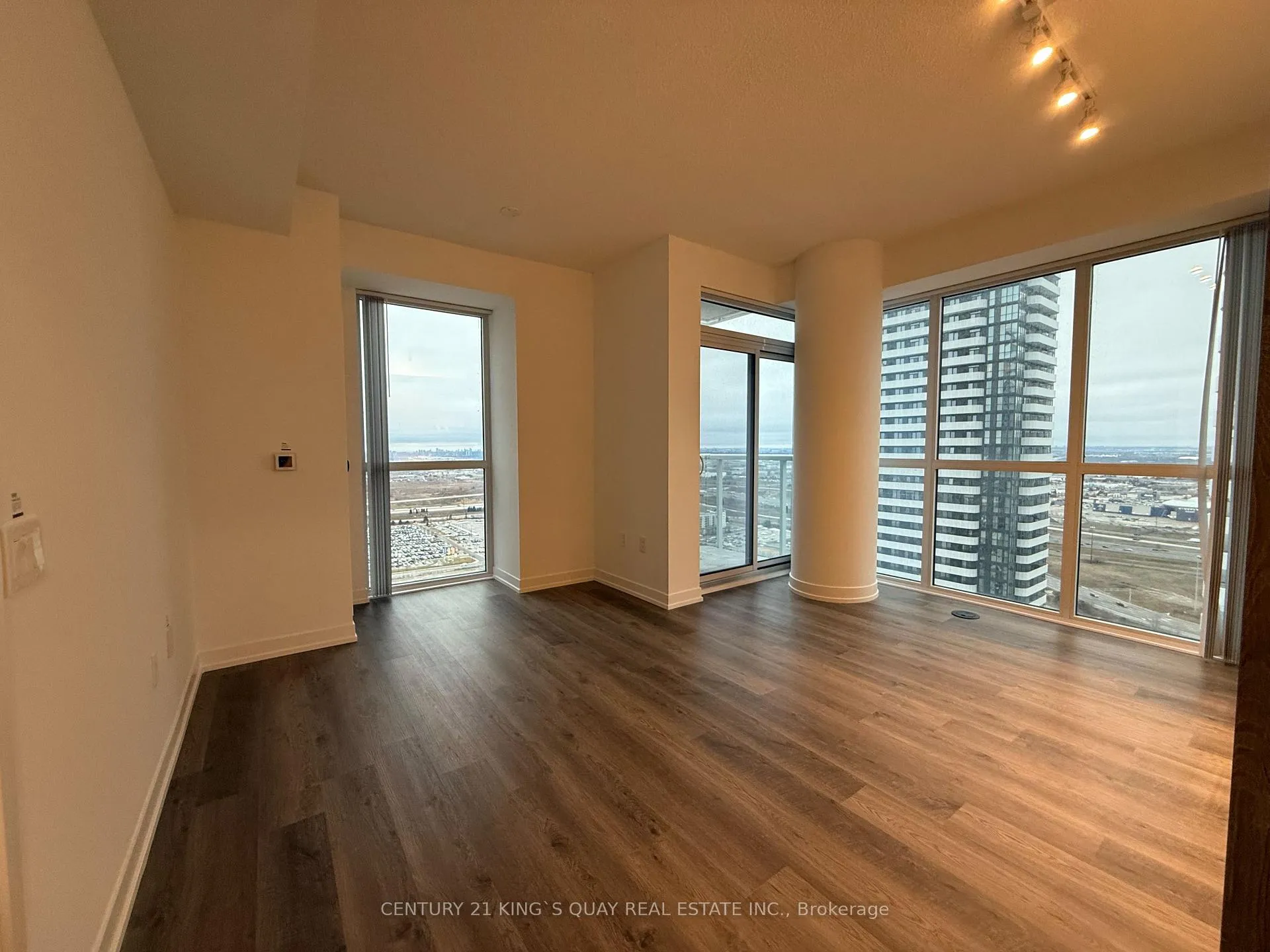 Photo 5 of Unit 3312, 8 Interchange Way, Vaughan, Vaughan Corporate Centre — HOMEH