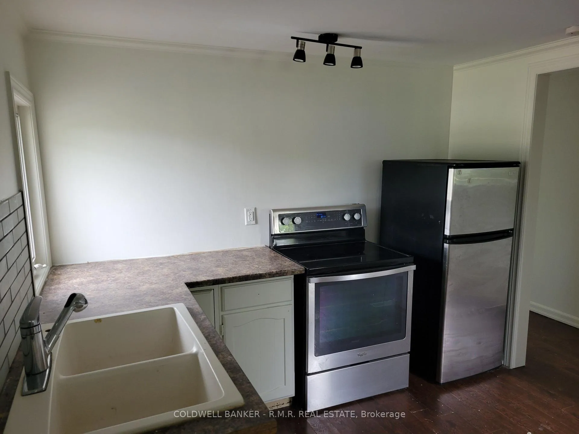 Photo 4 of Unit Upper, 990 Taunton Road E, Whitby, Taunton North — HOMEH
