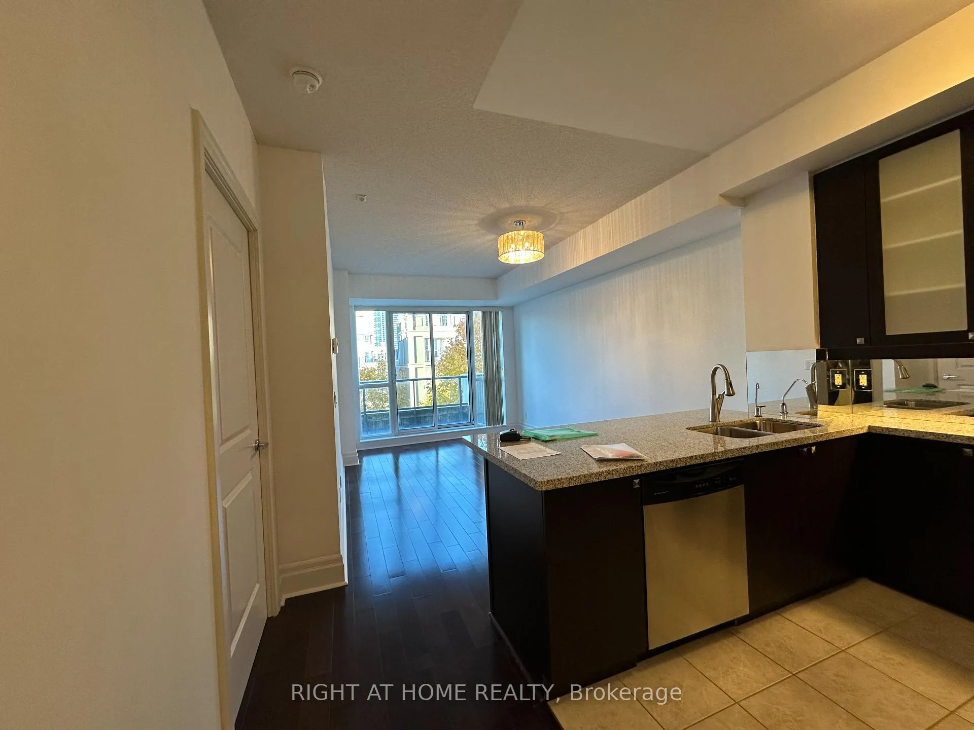 Photo 5 of Unit 320, 39 Upper Duke Crescent, Markham, Unionville — HOMEH