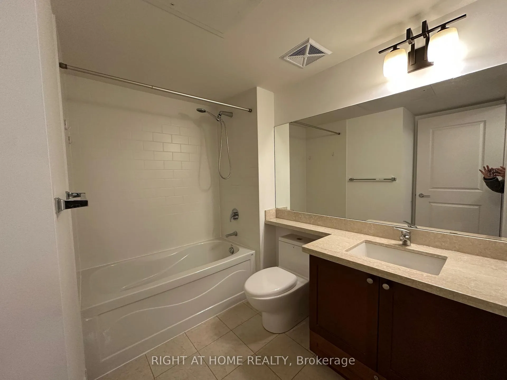 Photo 10 of Unit 320, 39 Upper Duke Crescent, Markham, Unionville — HOMEH