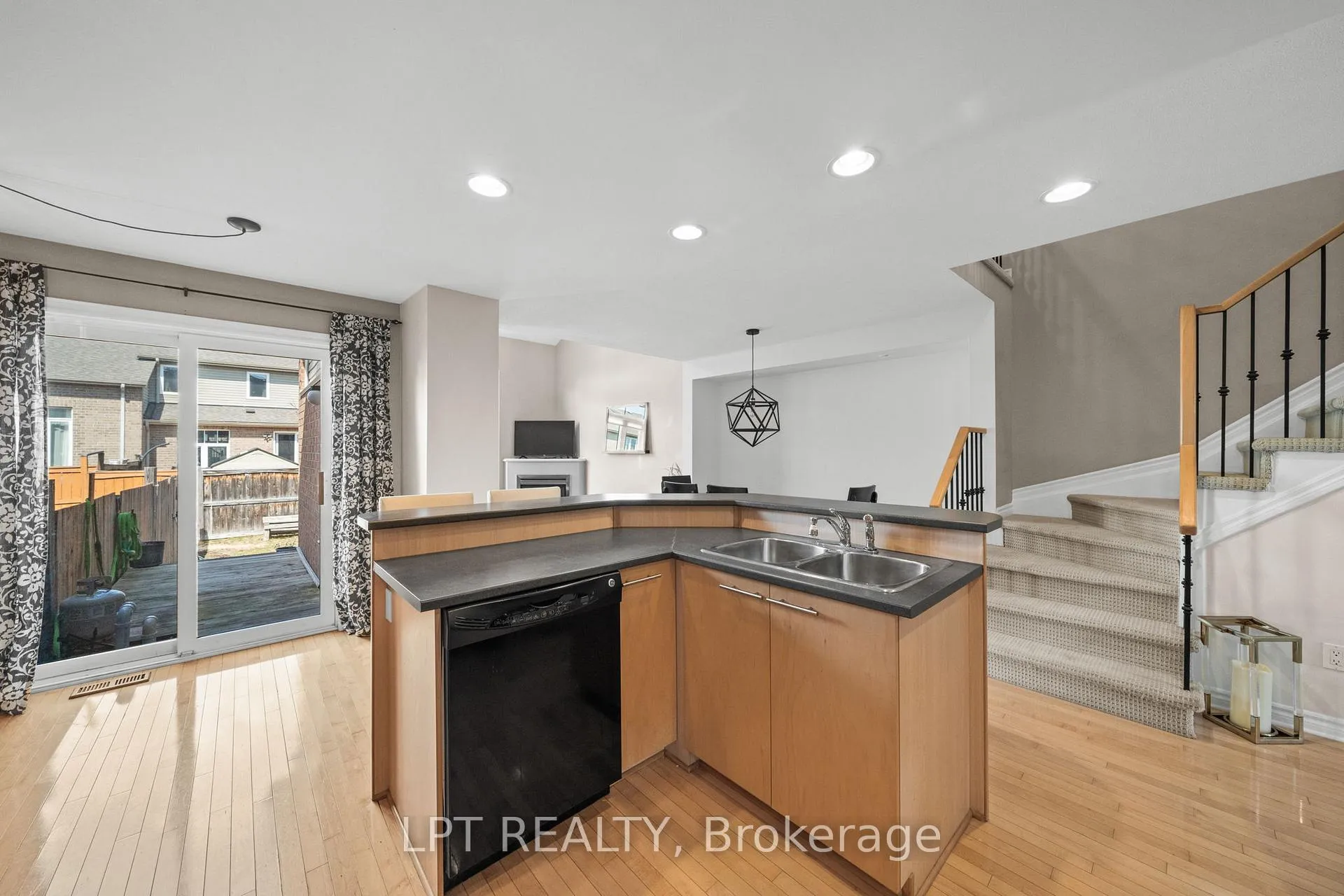 Photo 10 of 485 Grey Seal Circle, Ottawa, Riverside South/Gloucester Glen — HOMEH