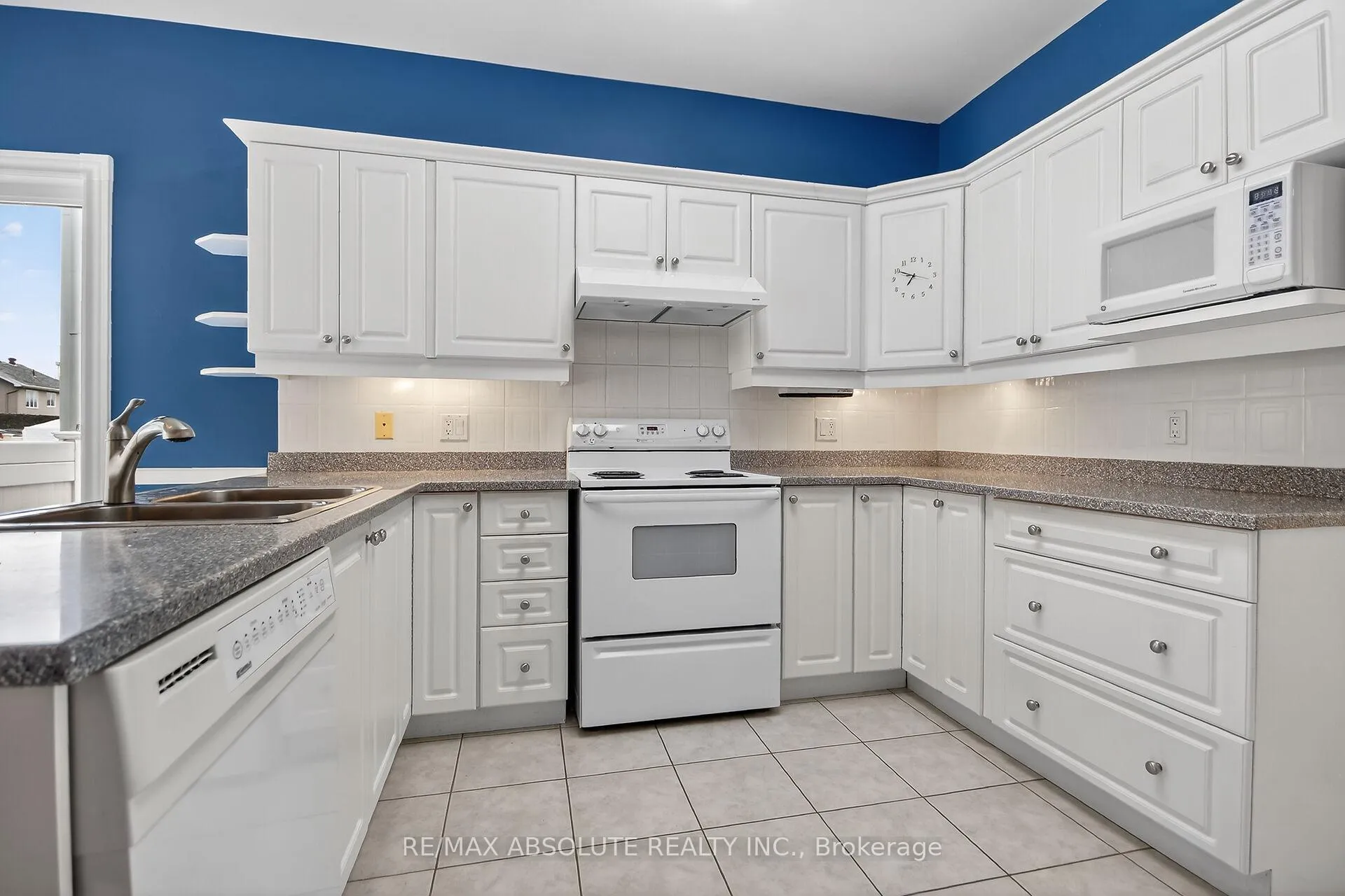 Photo 4 of 17 Ammolite Street, Ottawa, Stittsville (Central) — HOMEH