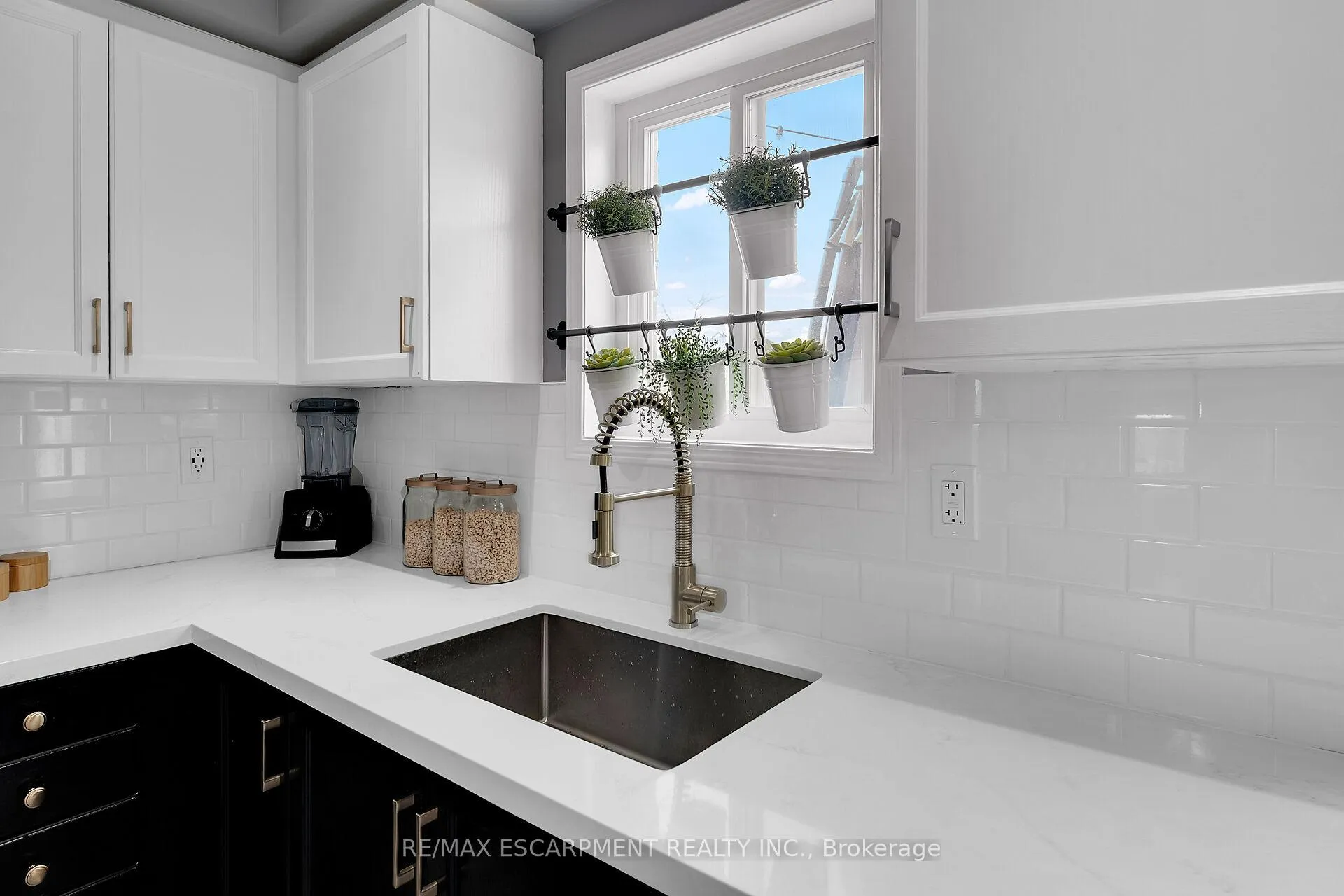 Photo 6 of 104 Powell Drive, Hamilton, Binbrook — HOMEH