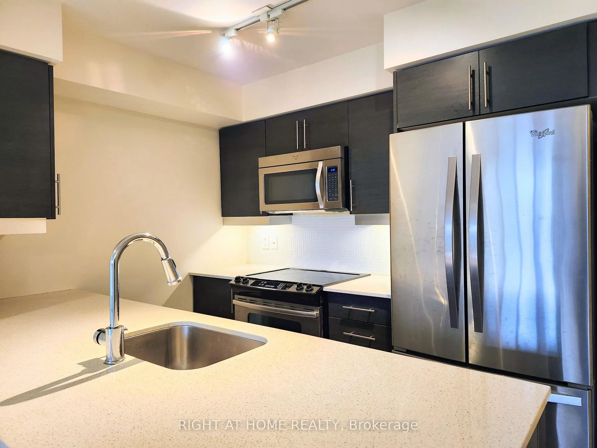 Photo 3 of Unit 824, 35 Bastion Street, Toronto, Niagara — HOMEH