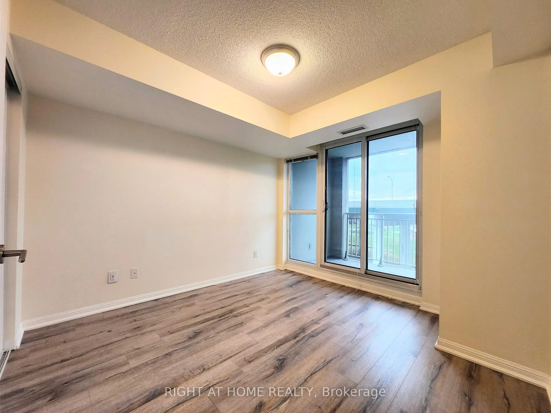 Photo 4 of Unit 824, 35 Bastion Street, Toronto, Niagara — HOMEH