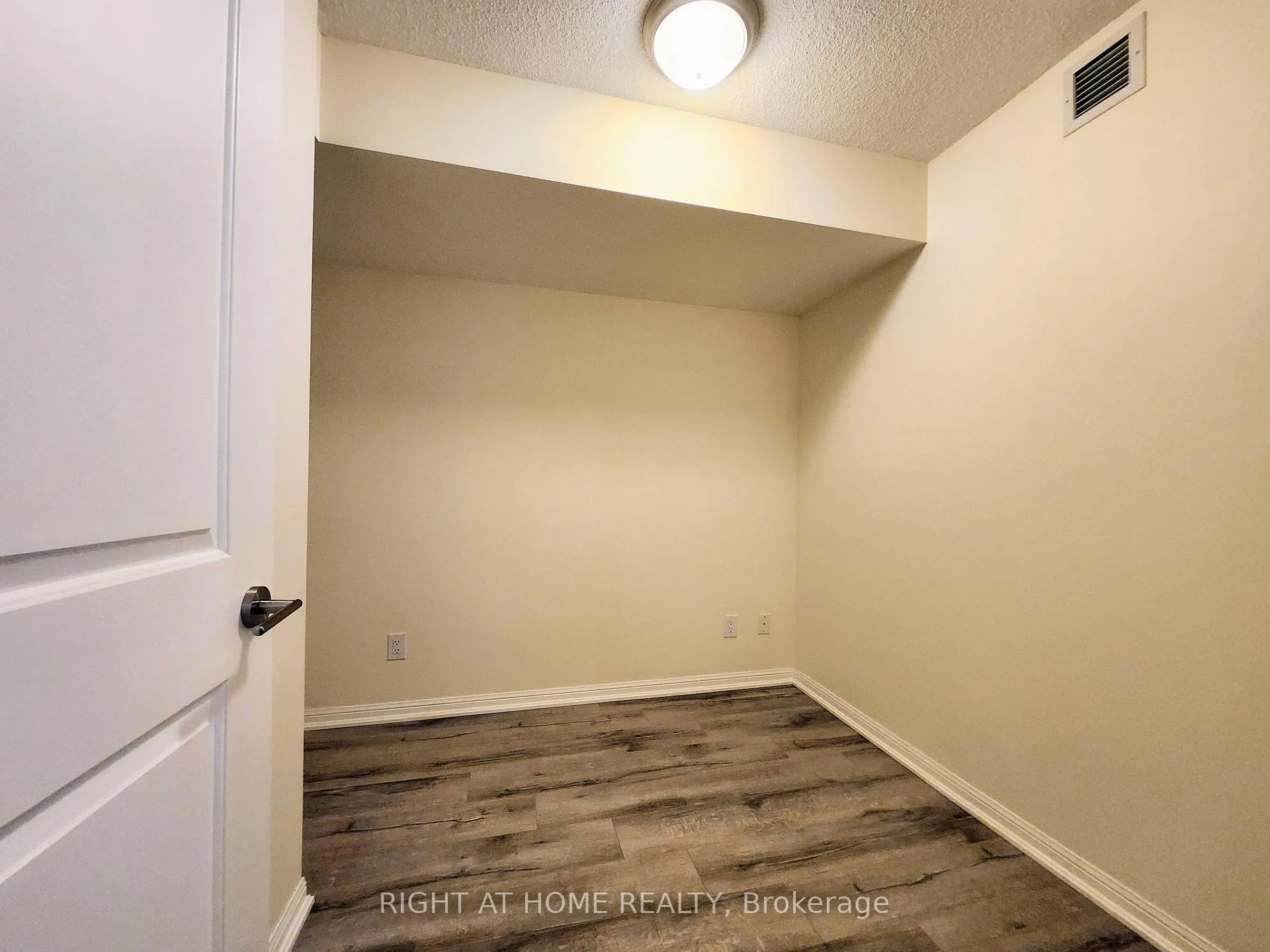 Photo 6 of Unit 824, 35 Bastion Street, Toronto, Niagara — HOMEH