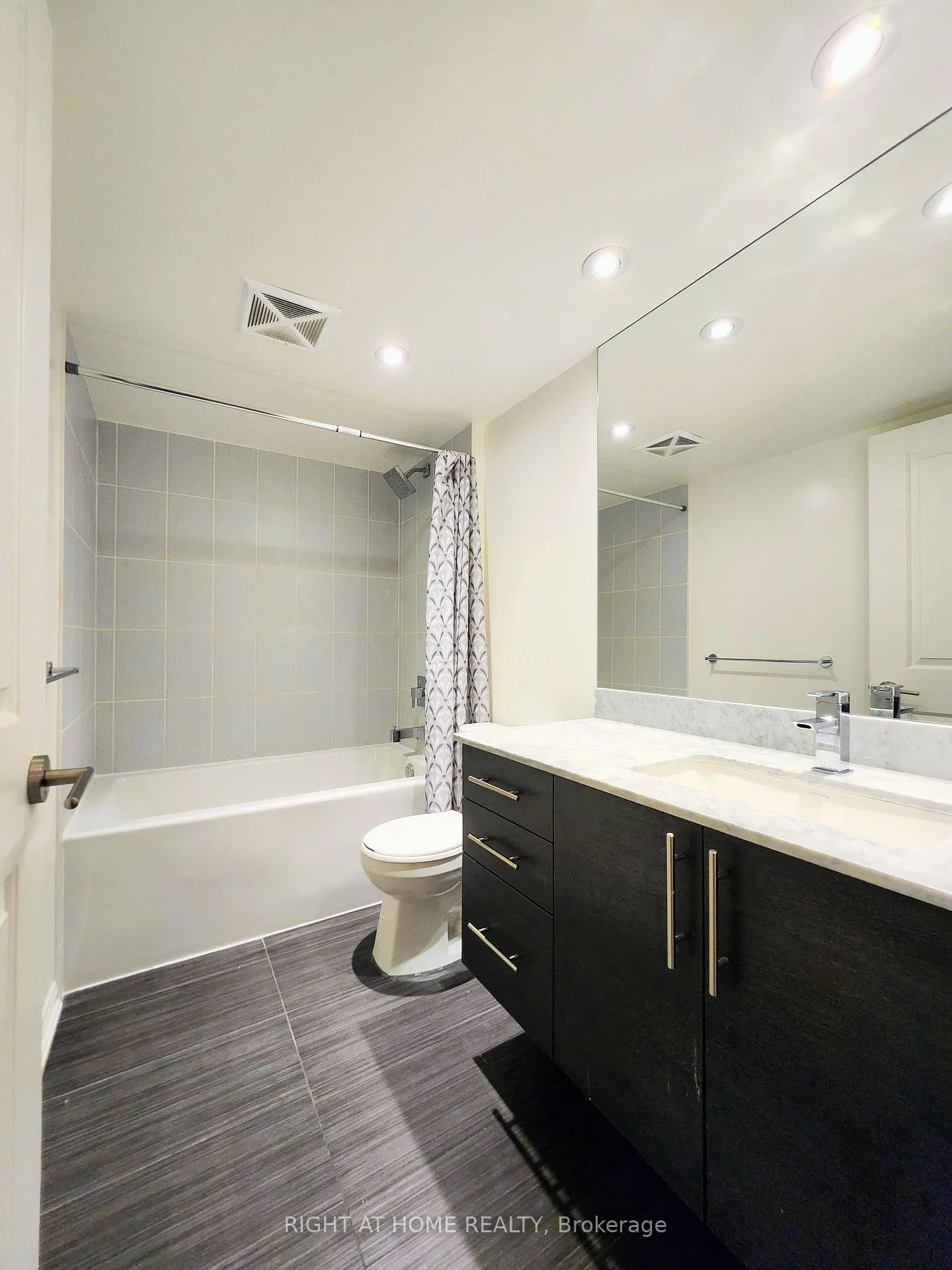 Photo 8 of Unit 824, 35 Bastion Street, Toronto, Niagara — HOMEH