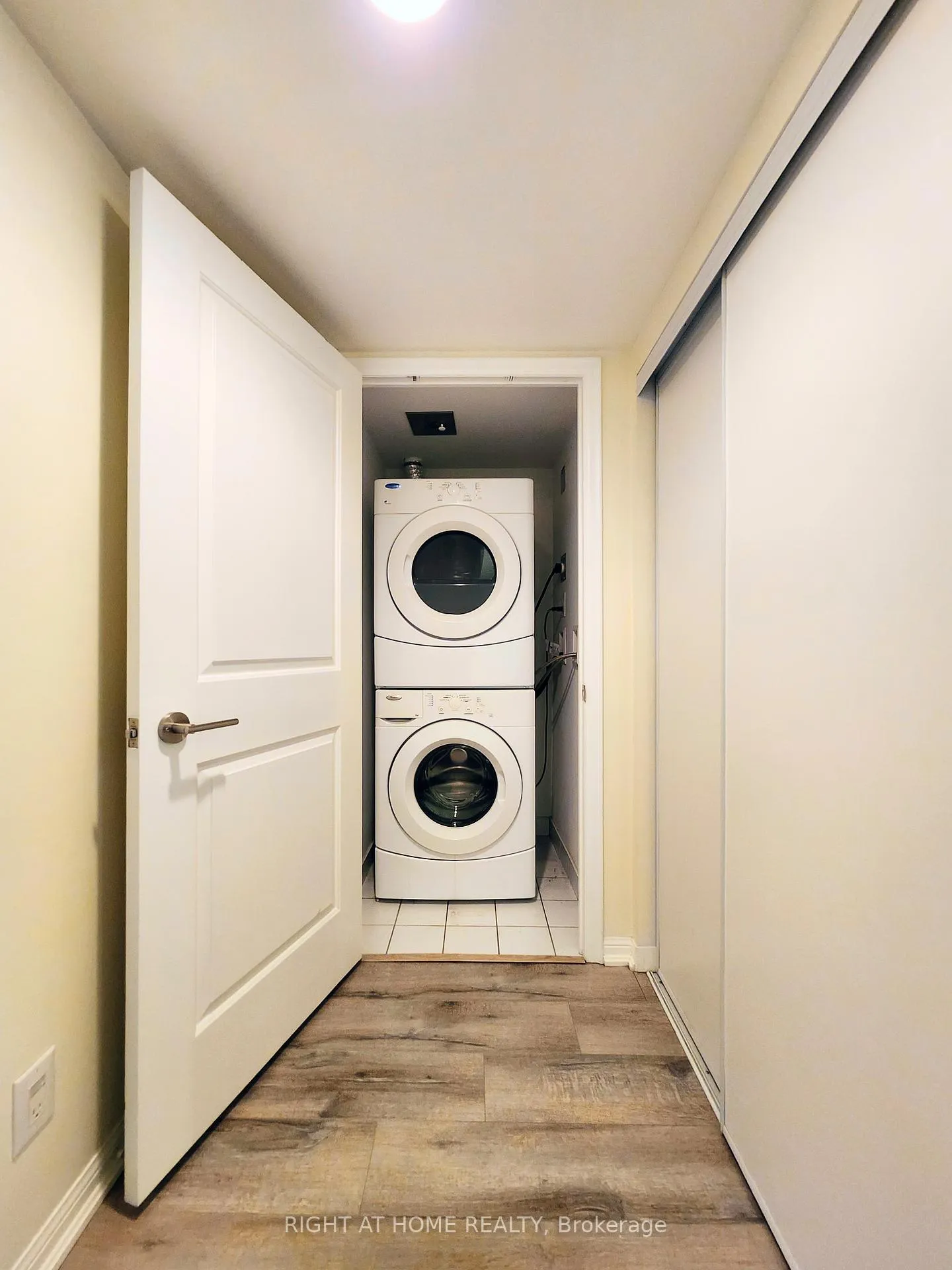 Photo 9 of Unit 824, 35 Bastion Street, Toronto, Niagara — HOMEH