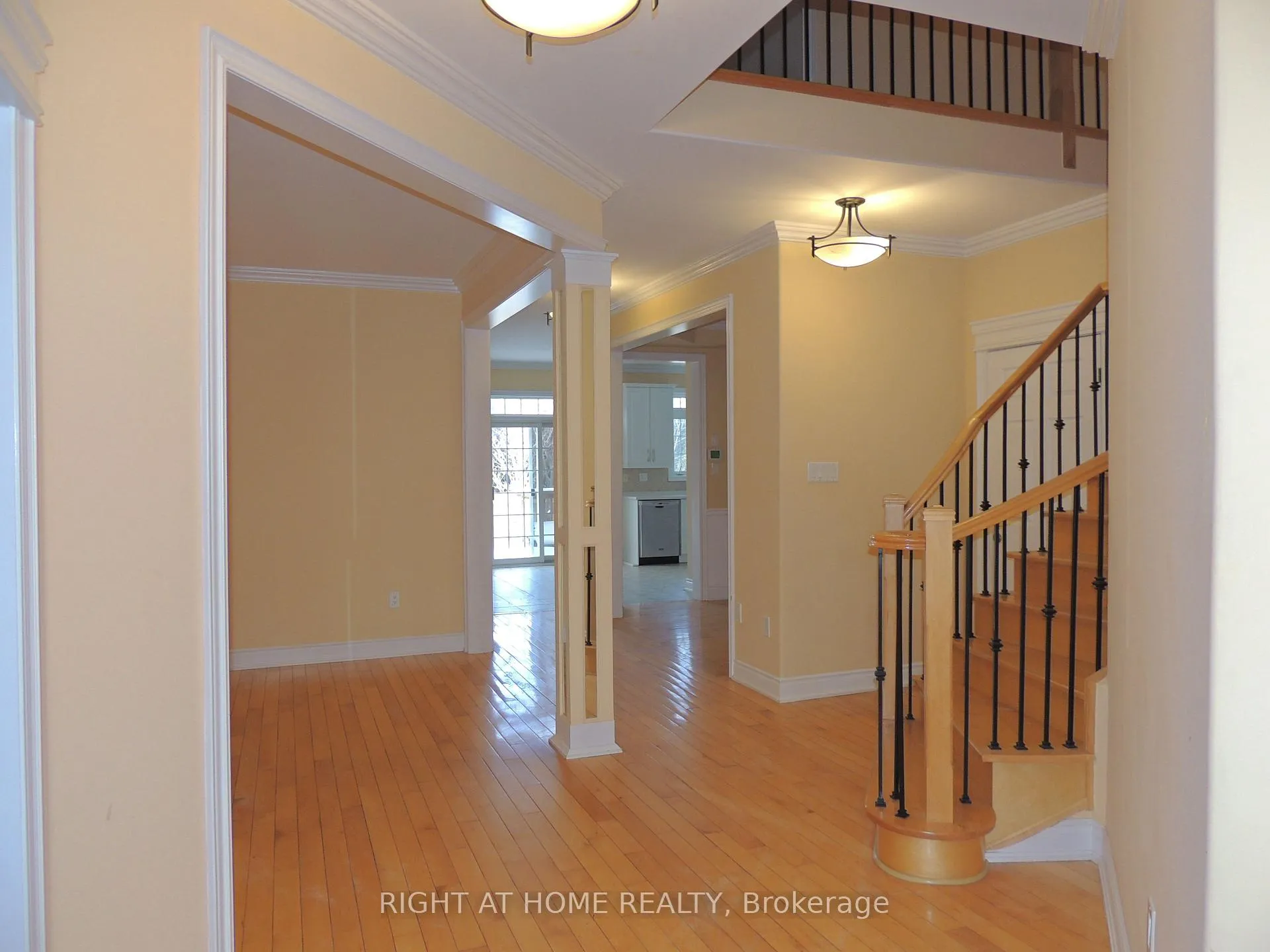 Photo 2 of Unit Upper, 42 Westminster Circle N, Barrie, Innis-Shore — HOMEH