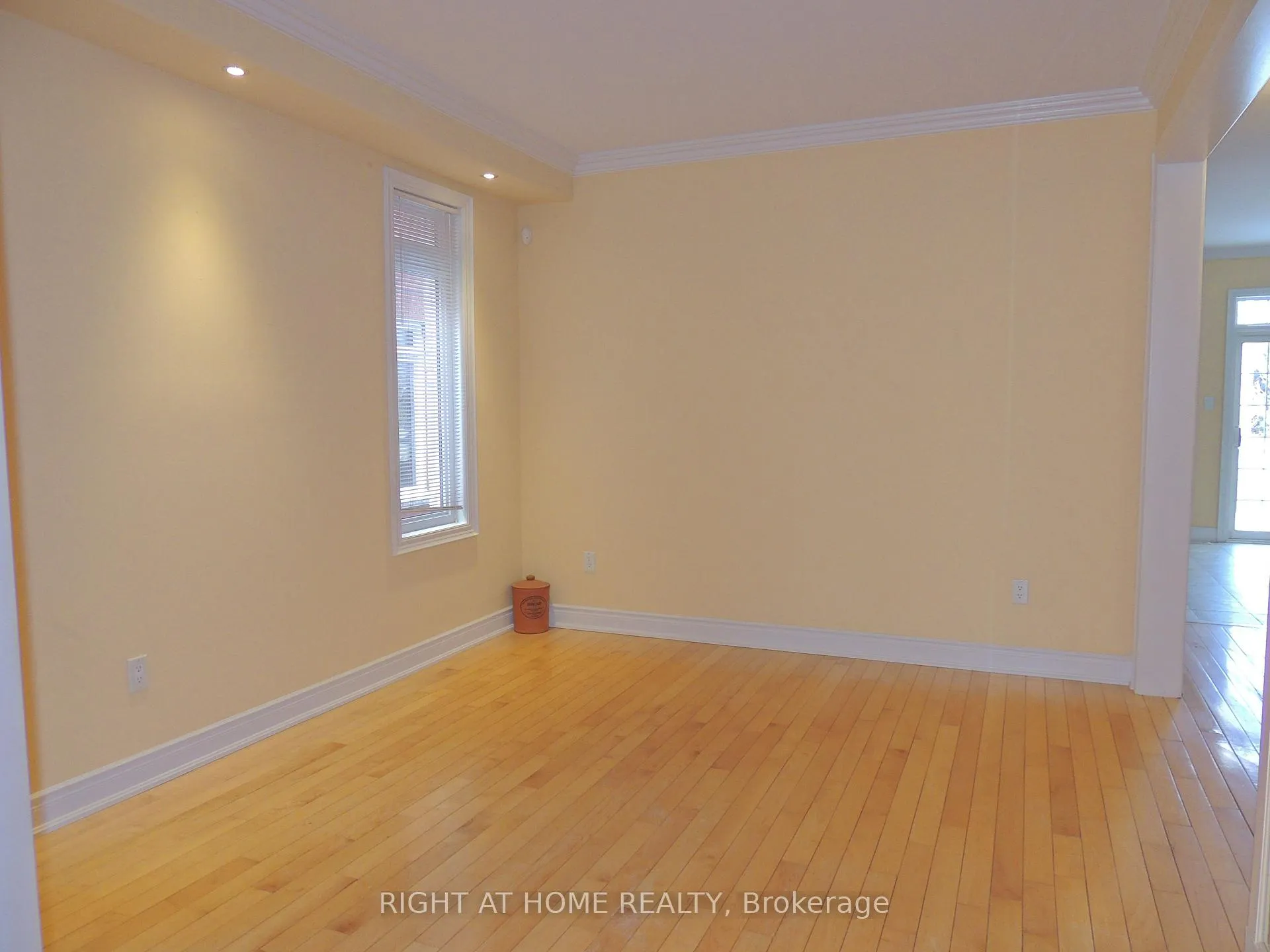 Photo 3 of Unit Upper, 42 Westminster Circle N, Barrie, Innis-Shore — HOMEH