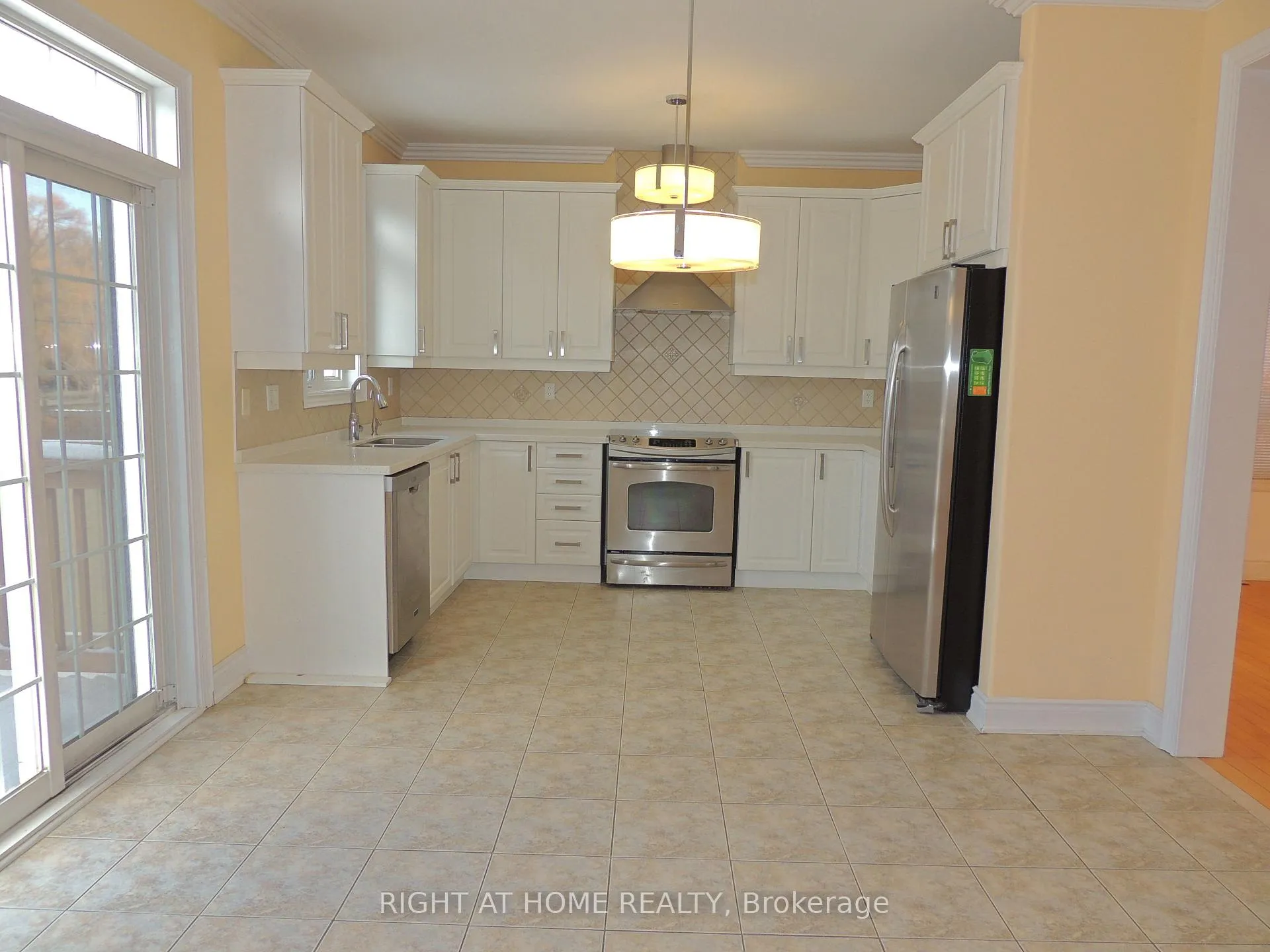 Photo 4 of Unit Upper, 42 Westminster Circle N, Barrie, Innis-Shore — HOMEH