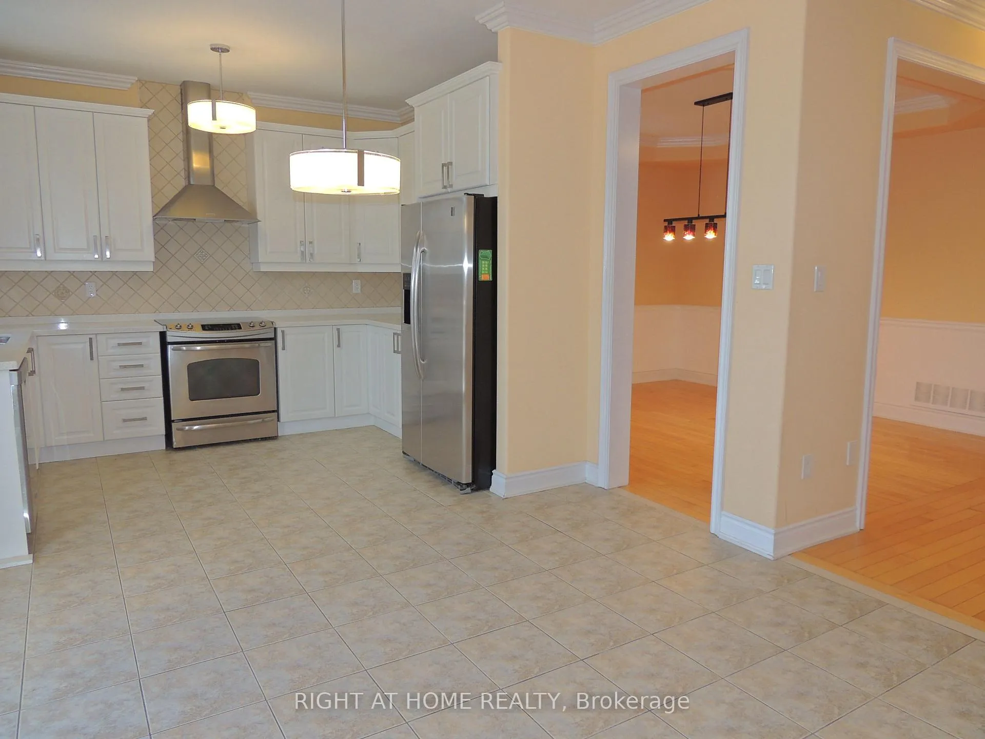 Photo 5 of Unit Upper, 42 Westminster Circle N, Barrie, Innis-Shore — HOMEH