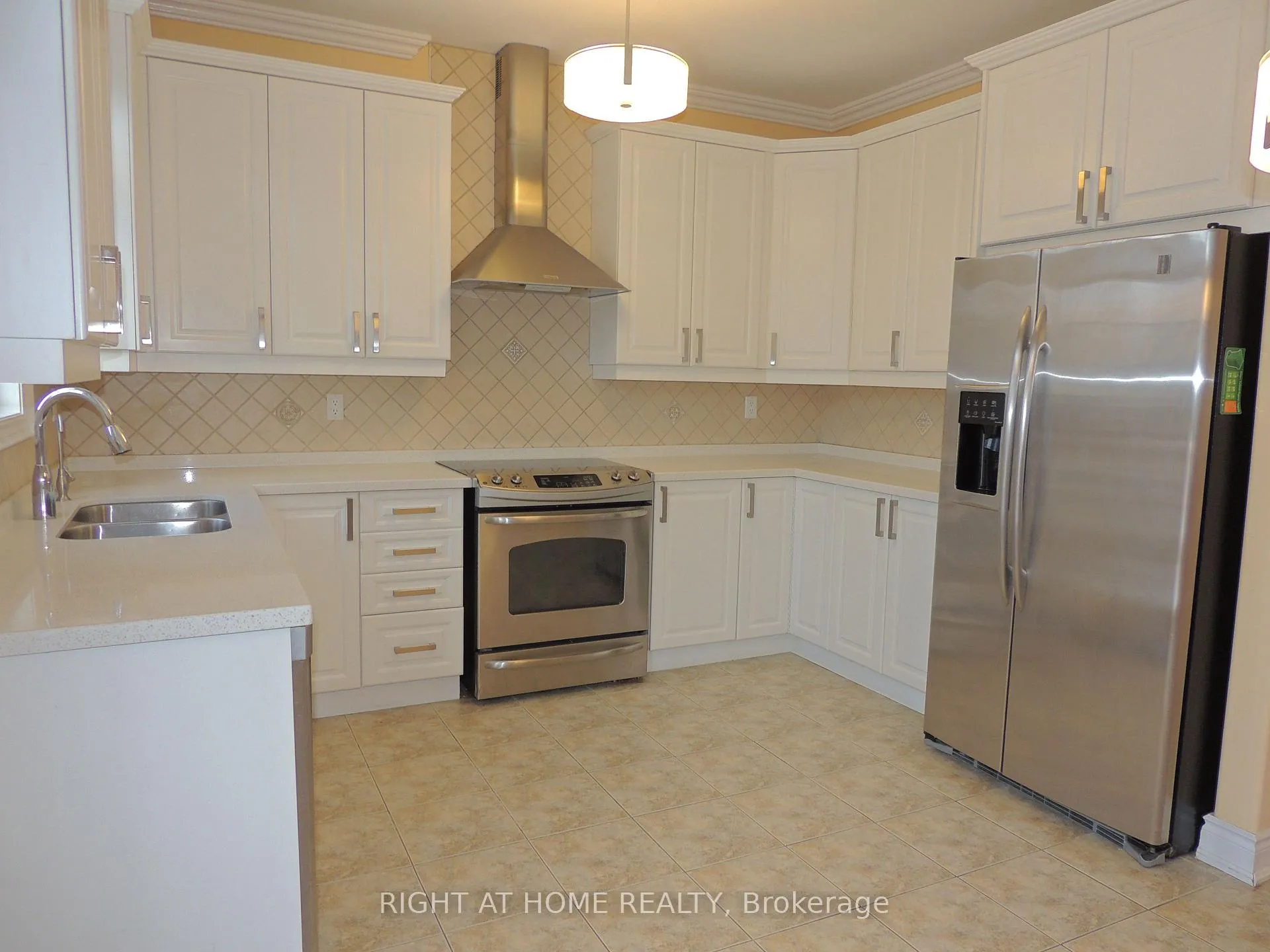 Photo 6 of Unit Upper, 42 Westminster Circle N, Barrie, Innis-Shore — HOMEH
