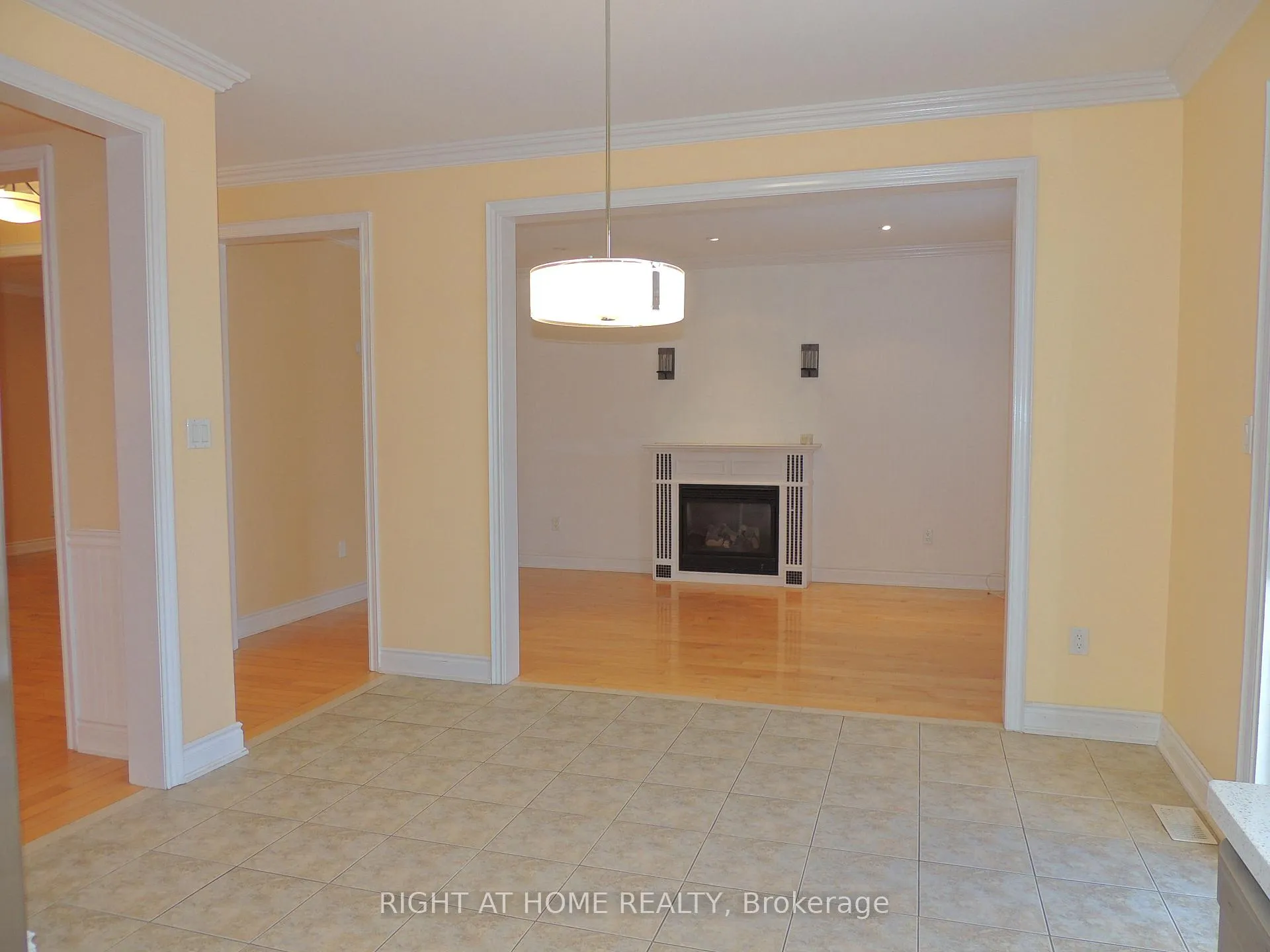 Photo 7 of Unit Upper, 42 Westminster Circle N, Barrie, Innis-Shore — HOMEH