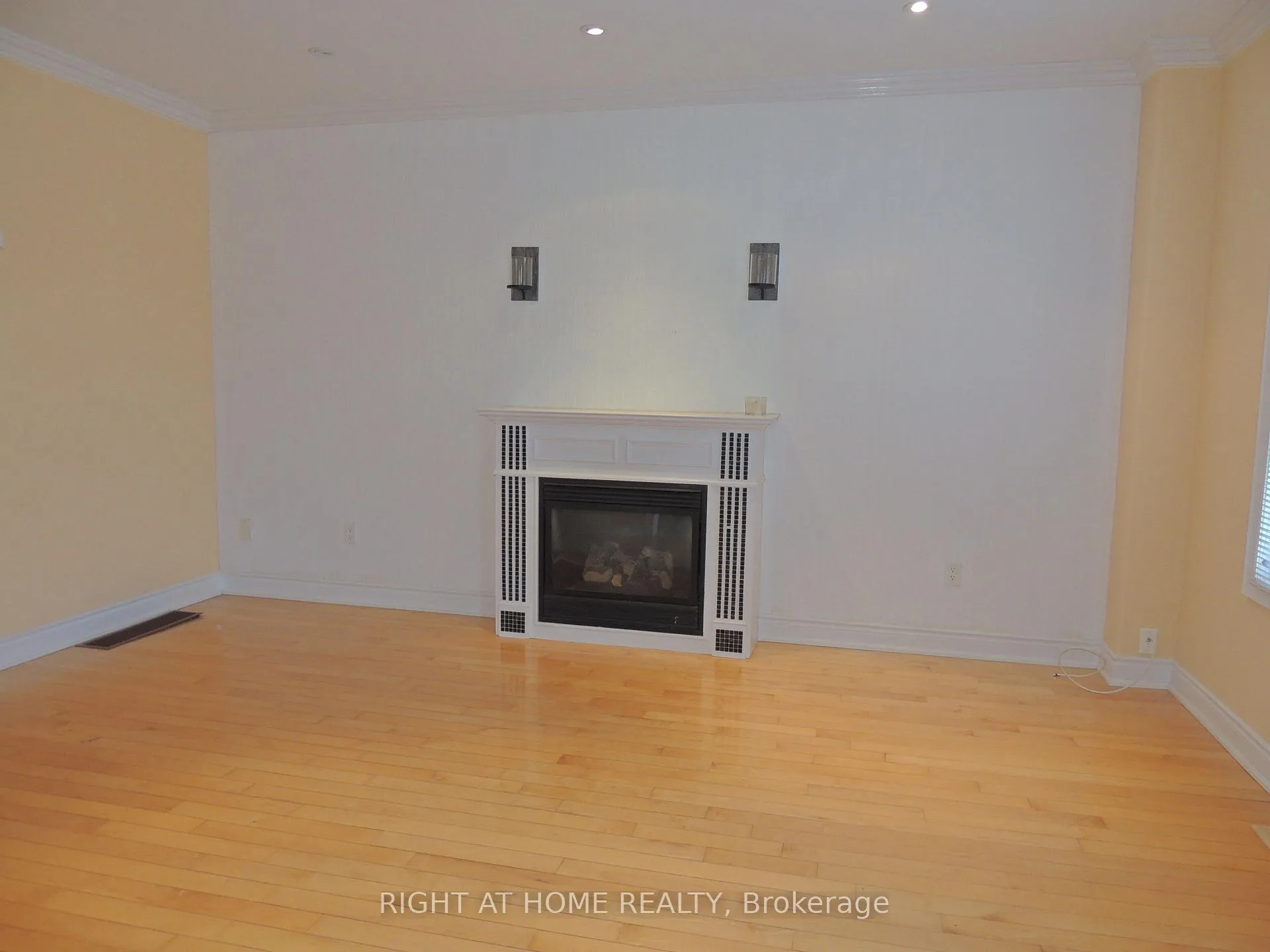 Photo 8 of Unit Upper, 42 Westminster Circle N, Barrie, Innis-Shore — HOMEH