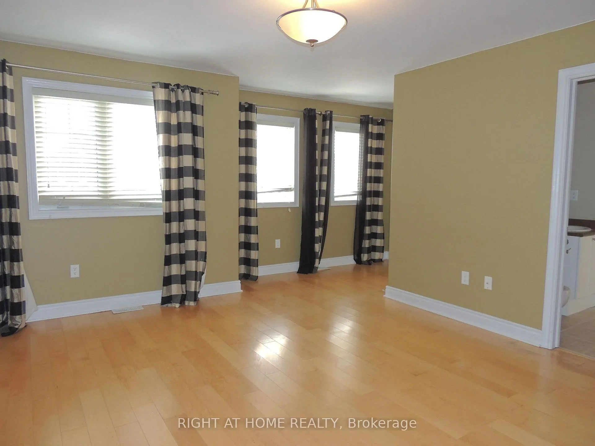 Photo 9 of Unit Upper, 42 Westminster Circle N, Barrie, Innis-Shore — HOMEH