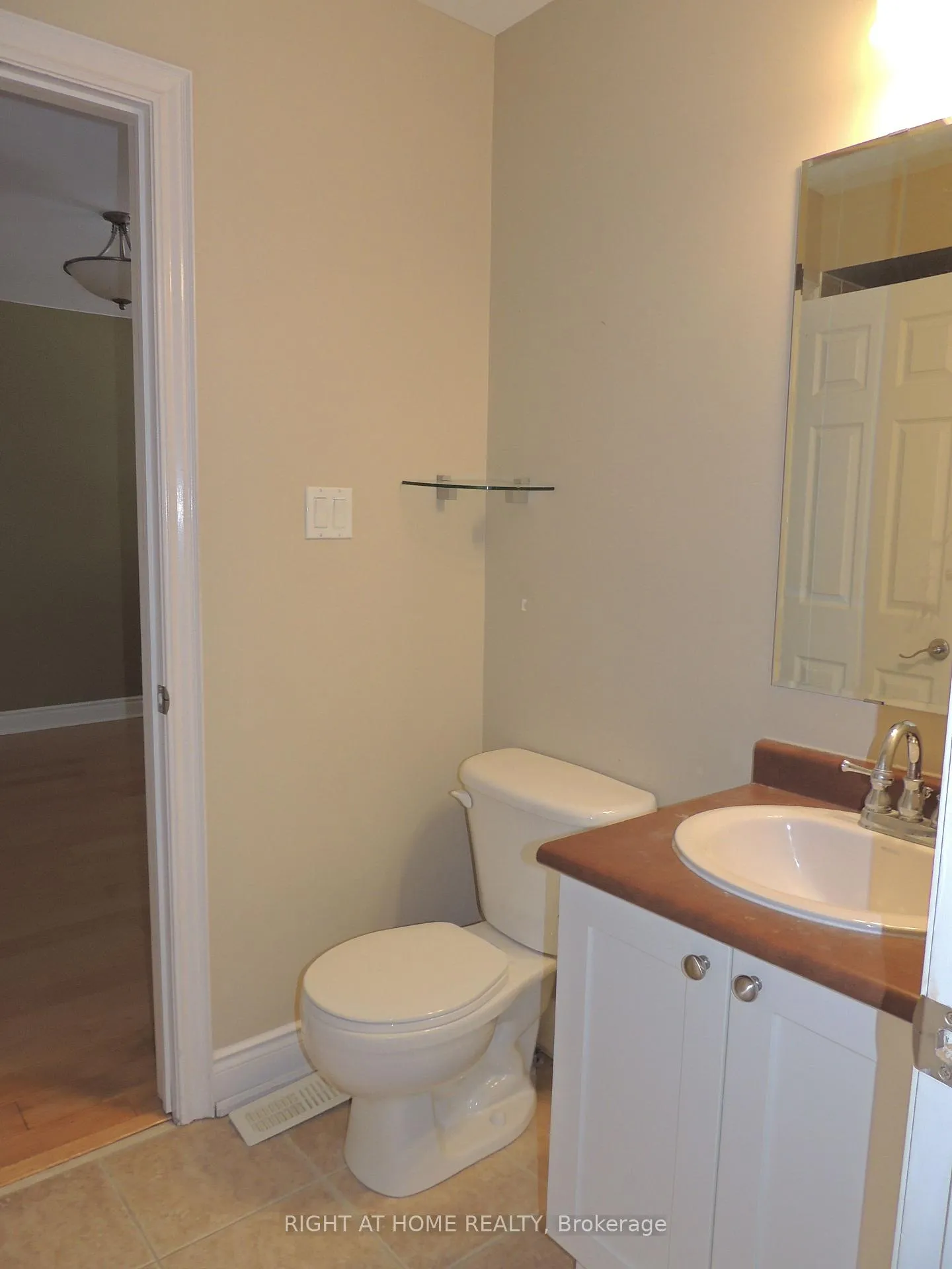 Photo 10 of Unit Upper, 42 Westminster Circle N, Barrie, Innis-Shore — HOMEH