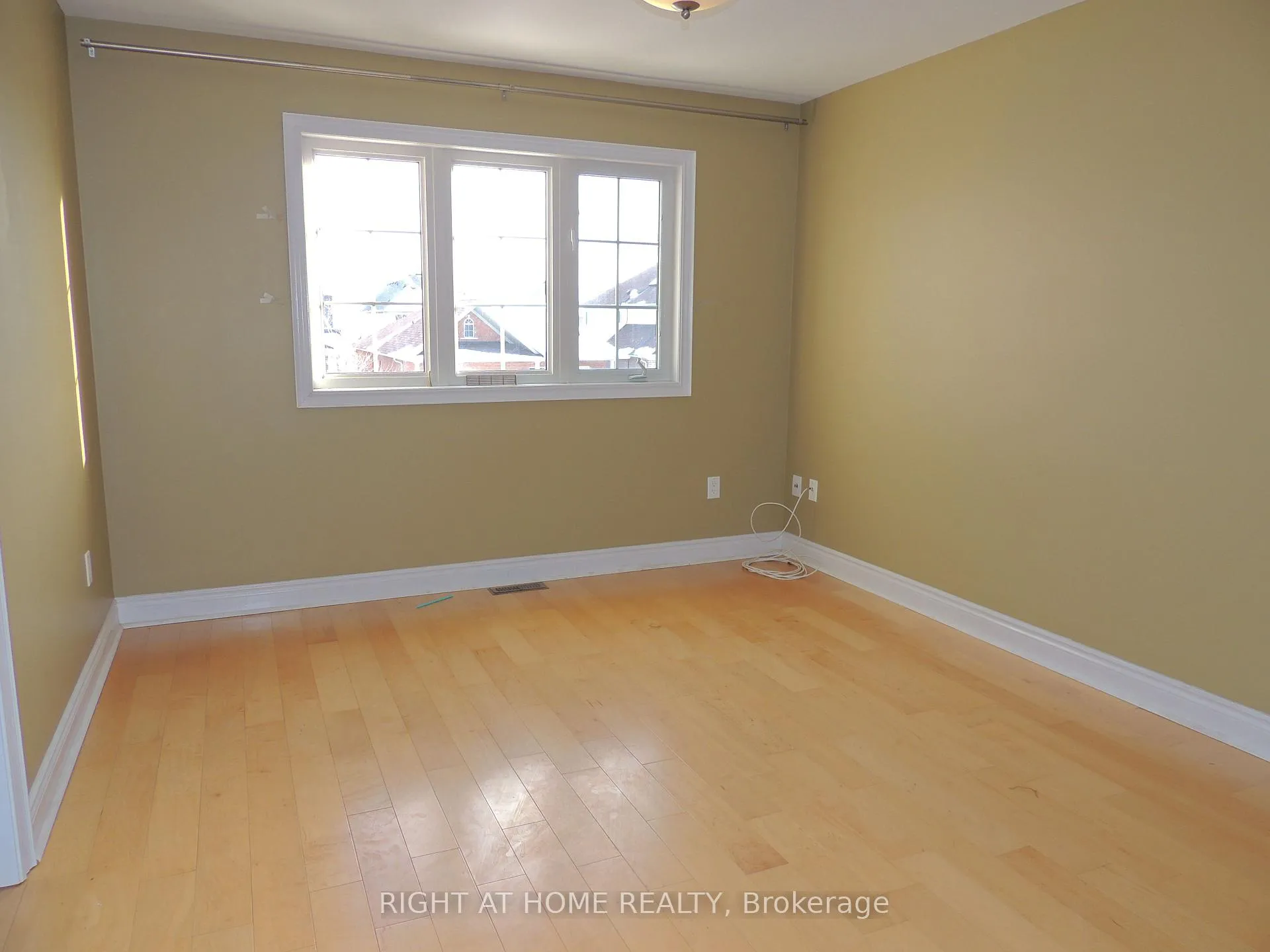 Photo 11 of Unit Upper, 42 Westminster Circle N, Barrie, Innis-Shore — HOMEH