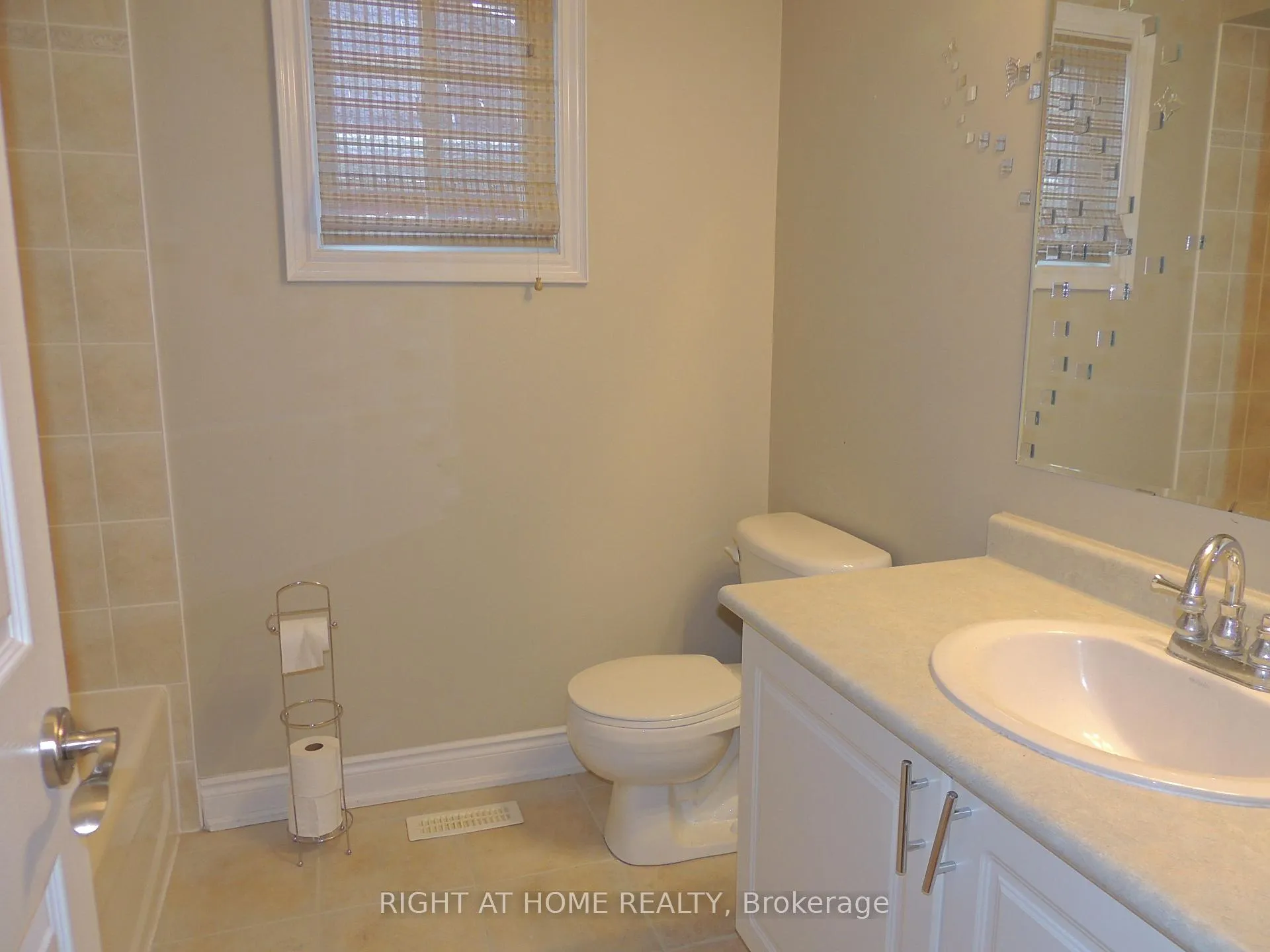 Photo 12 of Unit Upper, 42 Westminster Circle N, Barrie, Innis-Shore — HOMEH
