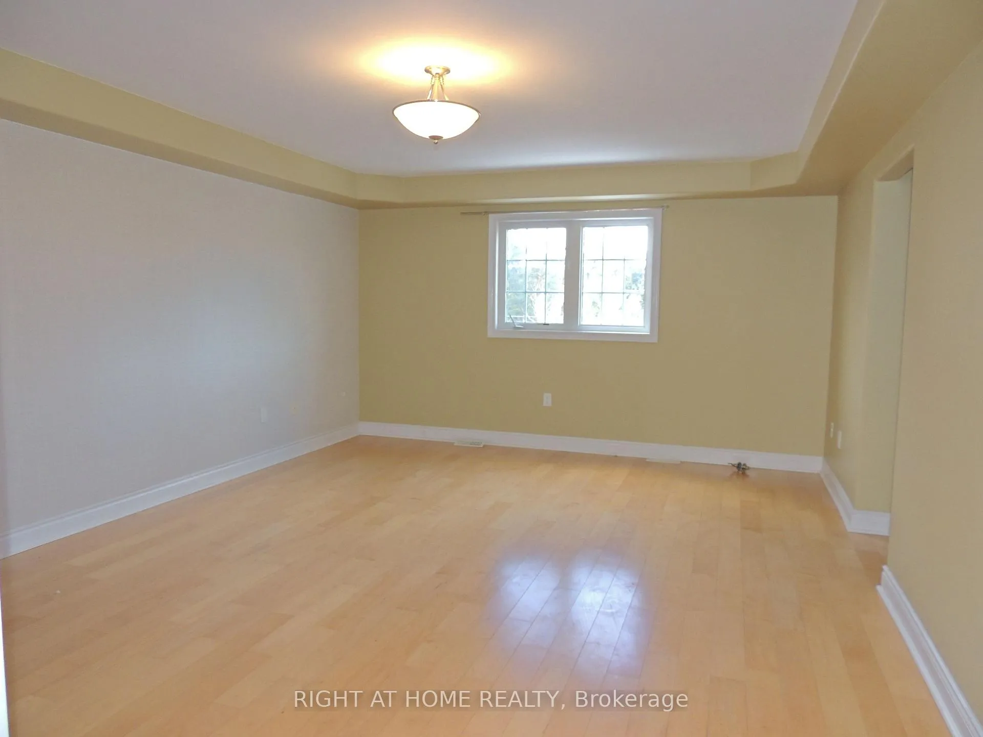 Photo 13 of Unit Upper, 42 Westminster Circle N, Barrie, Innis-Shore — HOMEH