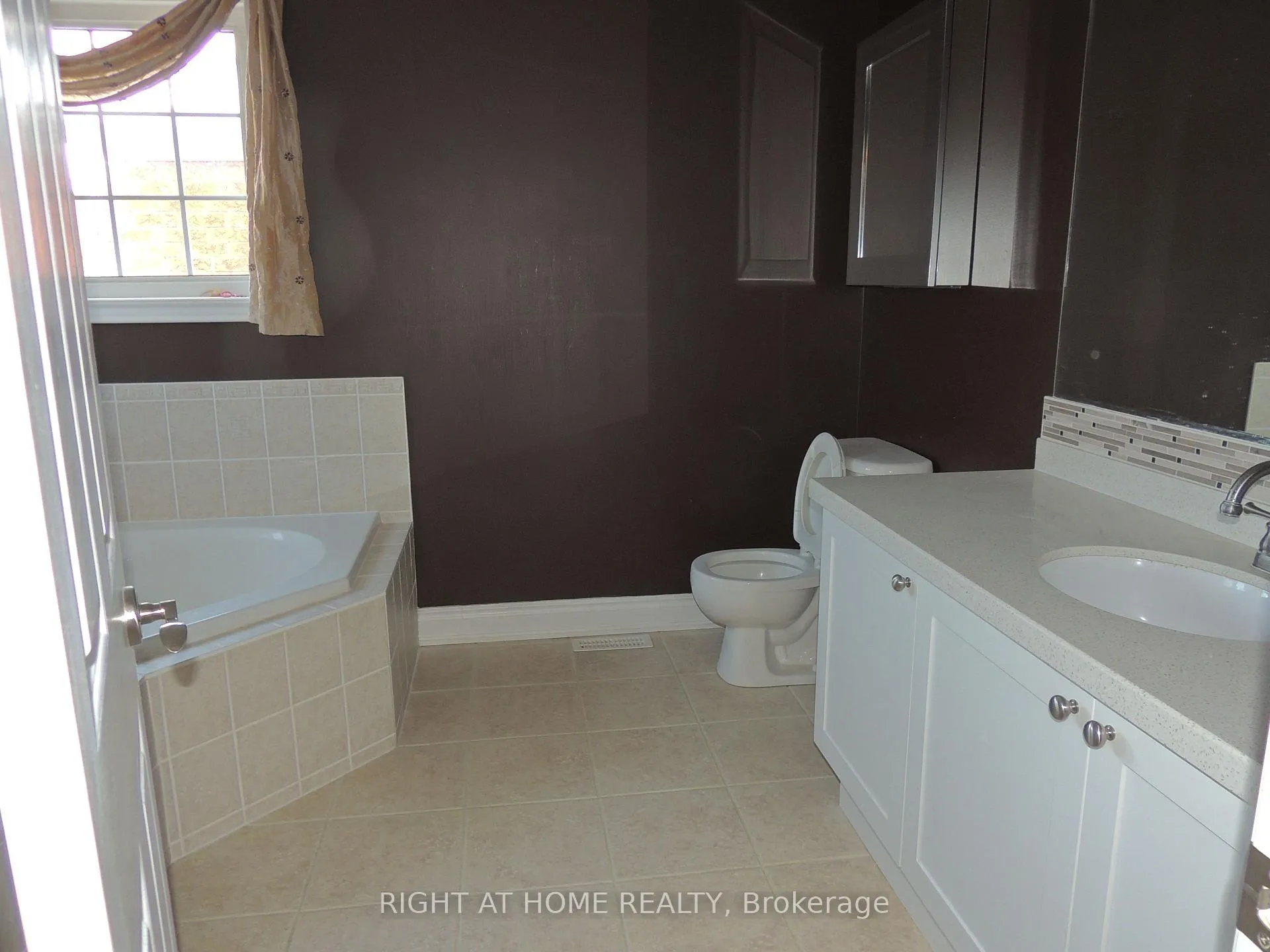 Photo 15 of Unit Upper, 42 Westminster Circle N, Barrie, Innis-Shore — HOMEH