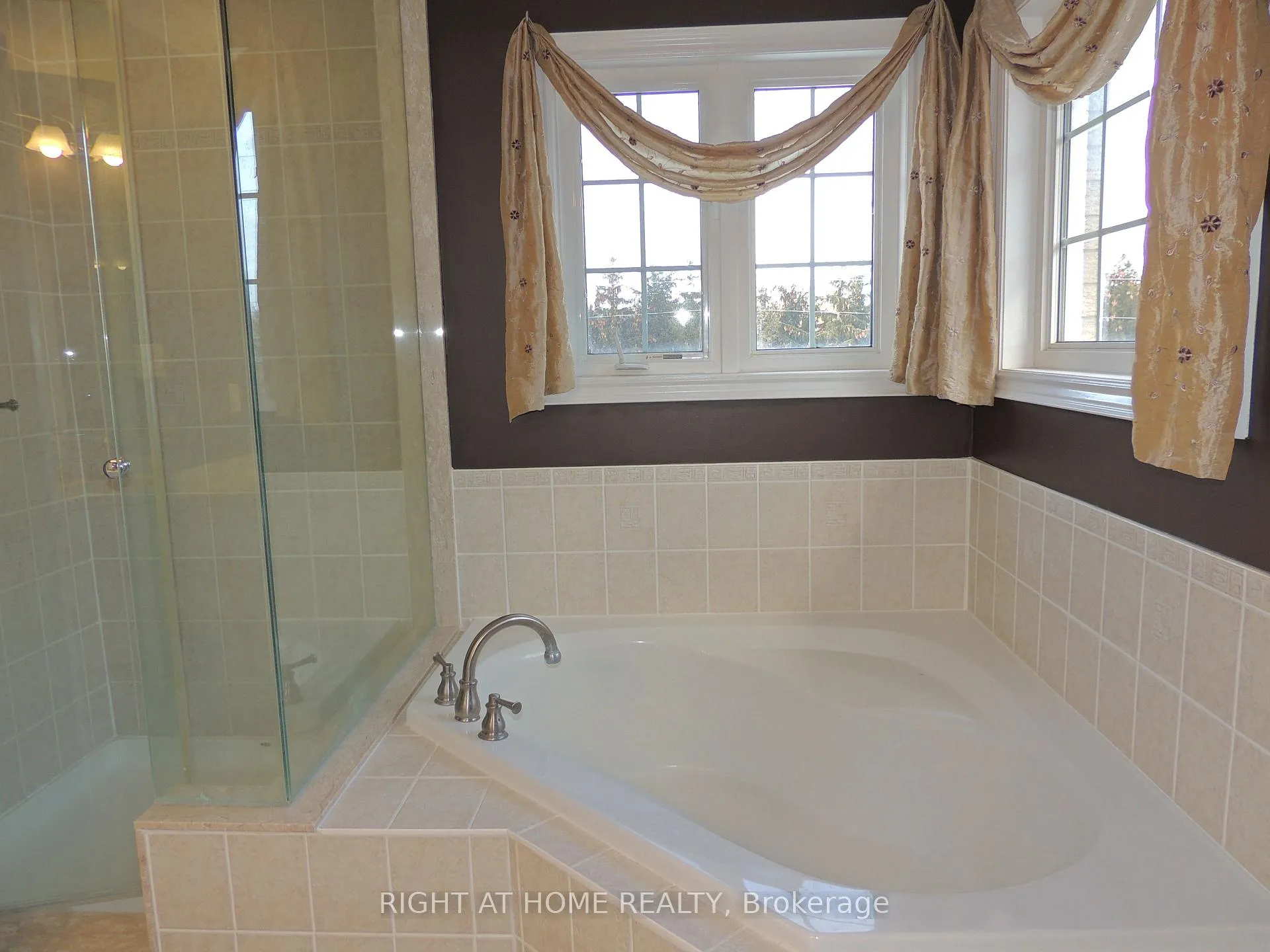 Photo 16 of Unit Upper, 42 Westminster Circle N, Barrie, Innis-Shore — HOMEH