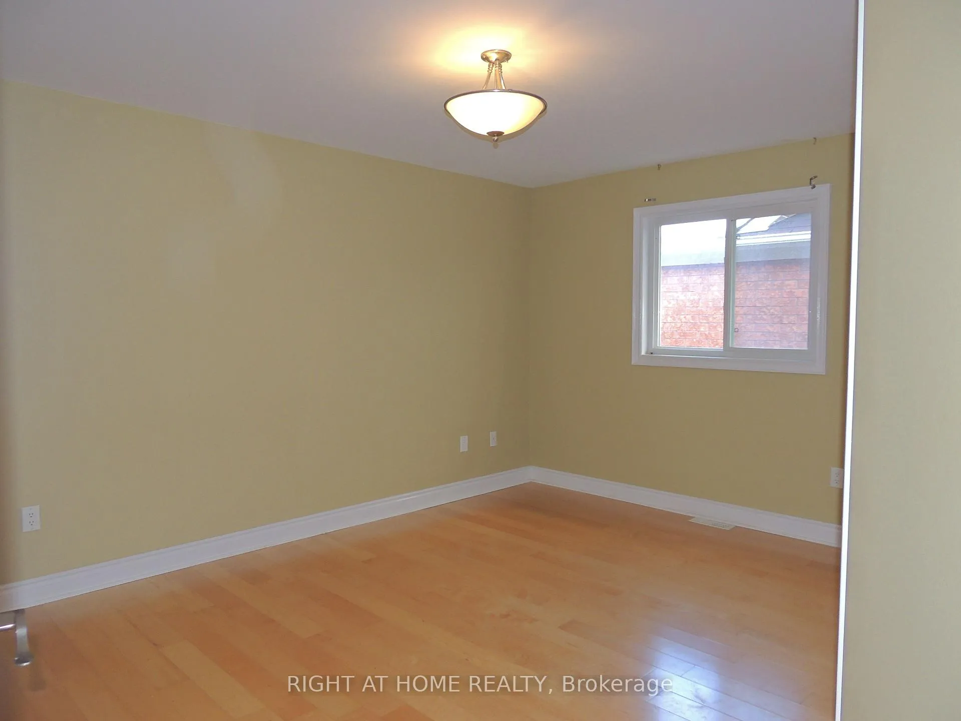 Photo 17 of Unit Upper, 42 Westminster Circle N, Barrie, Innis-Shore — HOMEH