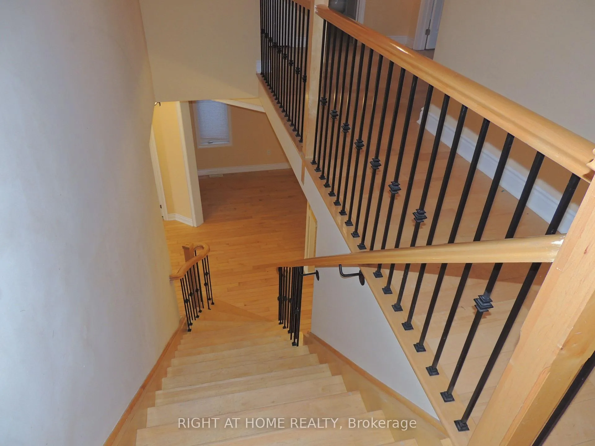 Photo 19 of Unit Upper, 42 Westminster Circle N, Barrie, Innis-Shore — HOMEH