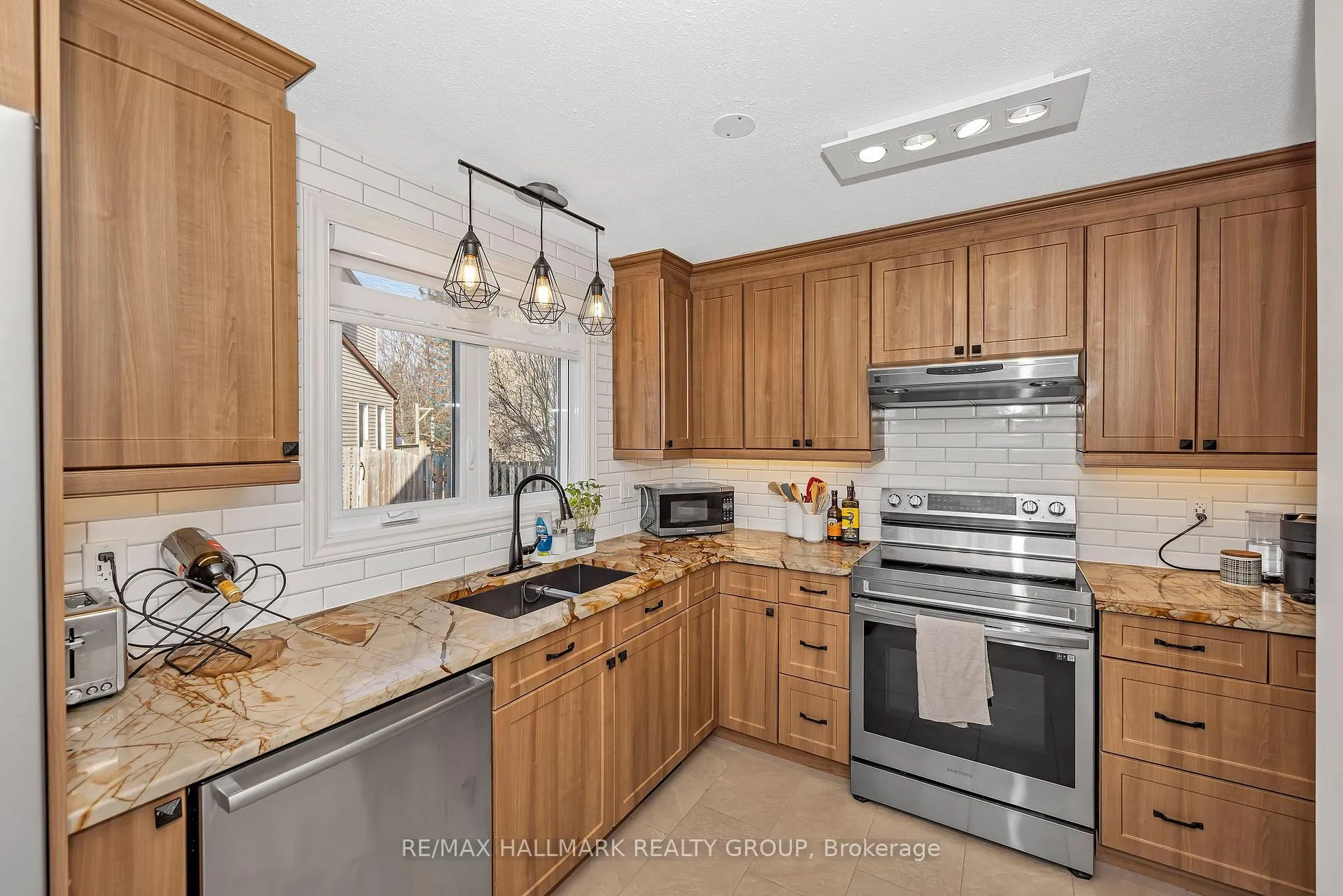 Photo 7 of 1059 Avignon Court, Ottawa, Orleans Wood — HOMEH