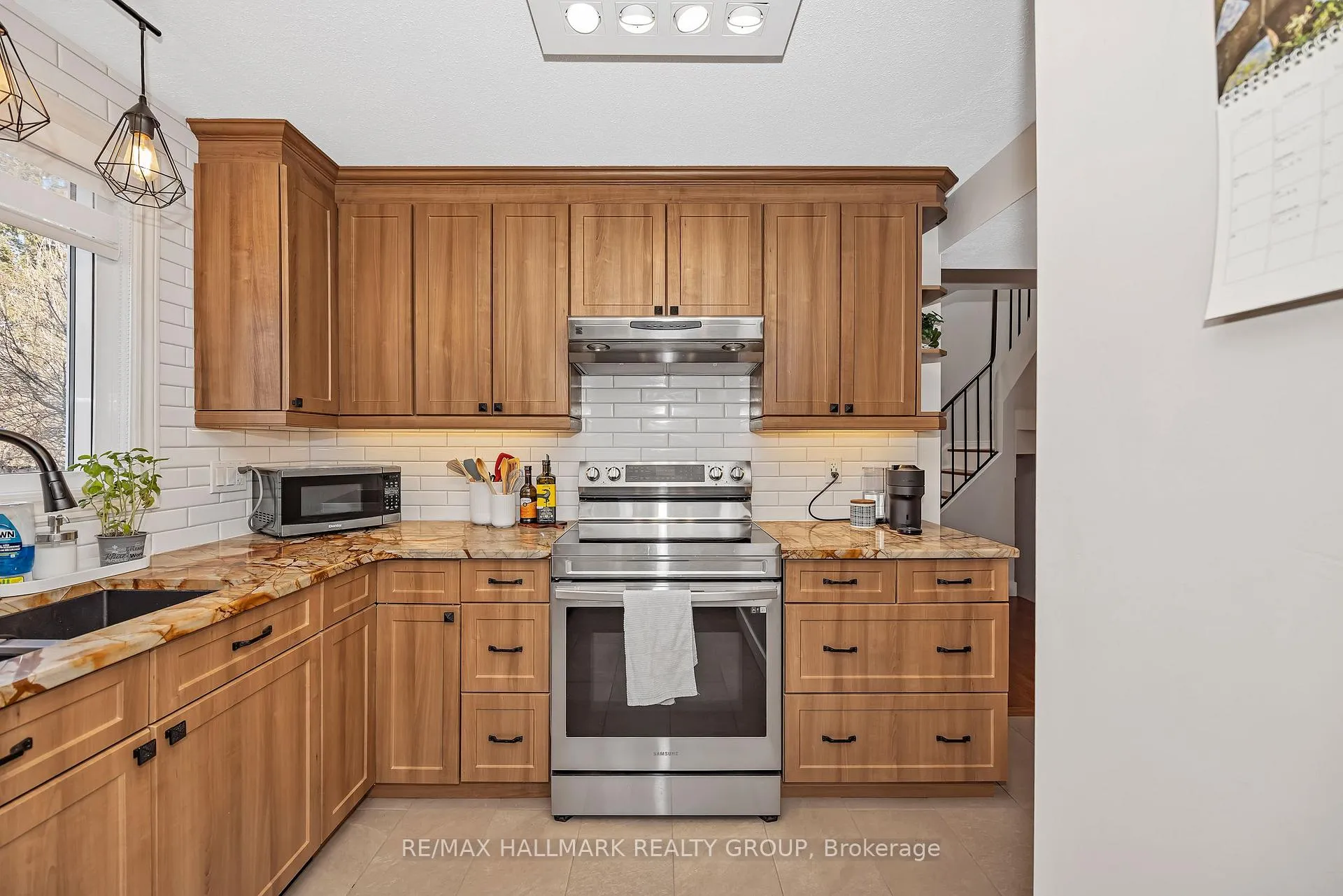 Photo 8 of 1059 Avignon Court, Ottawa, Orleans Wood — HOMEH