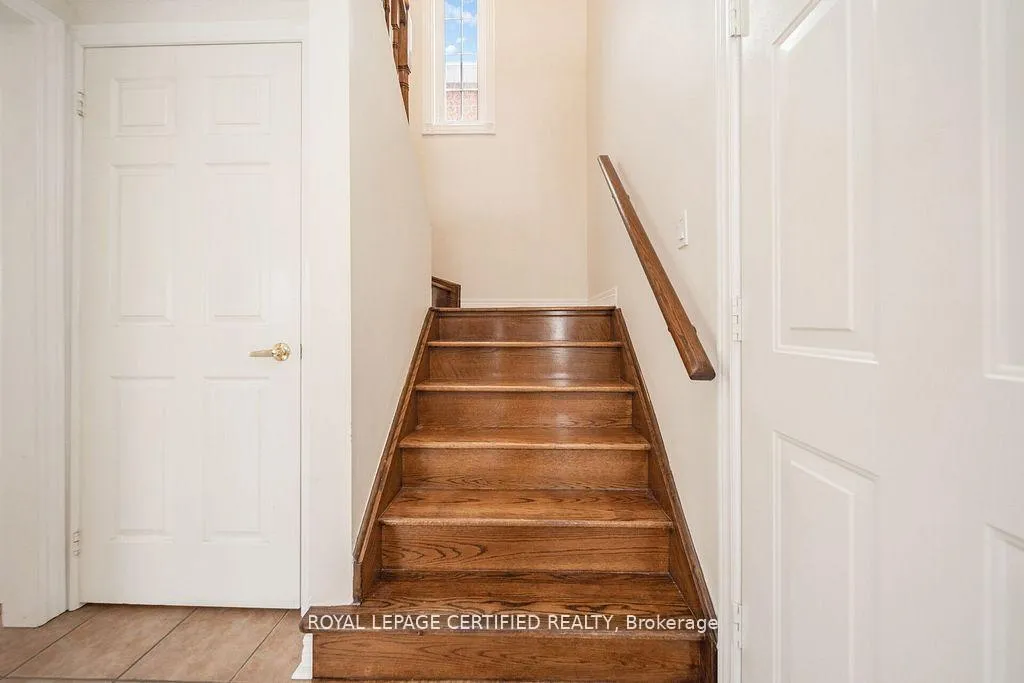 Photo 17 of 20 Country Stroll Crescent, Caledon, Bolton West — HOMEH