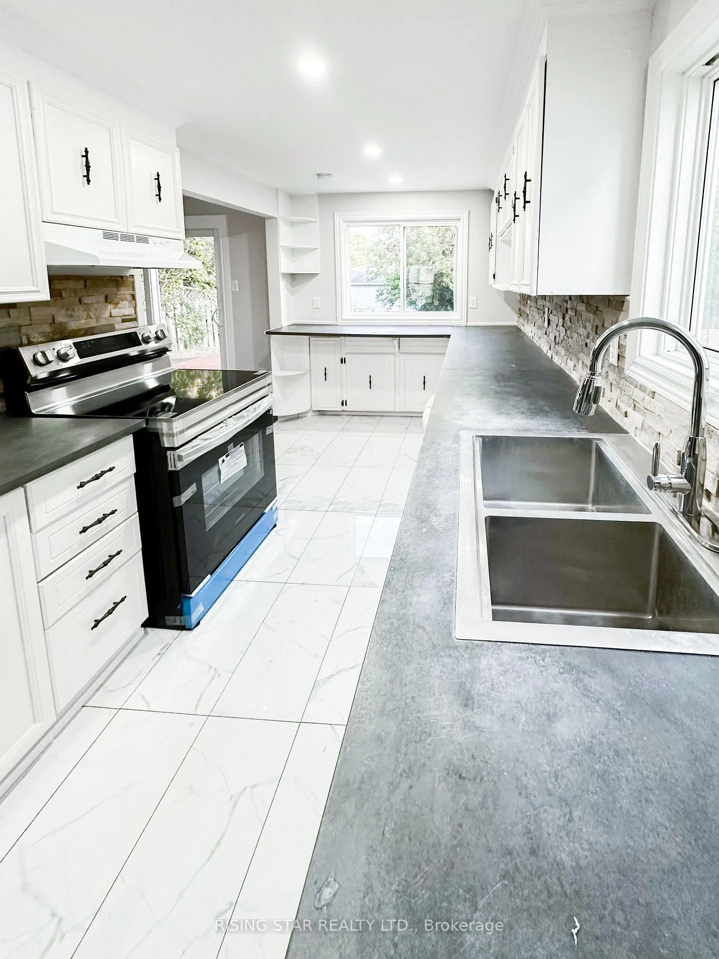 Photo 39 of 49 Corbett Drive, Barrie, Grove East — HOMEH