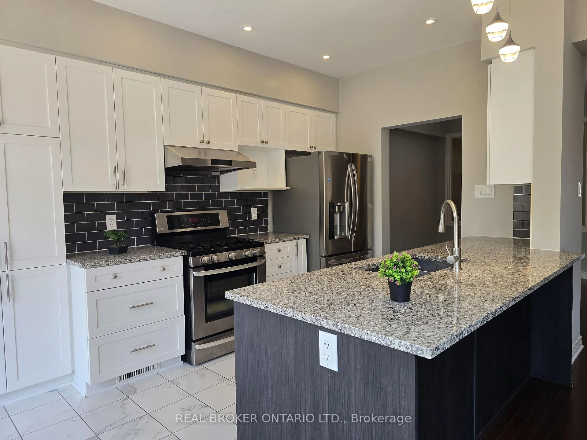 Photo 4 of 888 Fletcher Circle, Ottawa, Kanata - Kanata Lakes/Heritage Hills — HOMEH