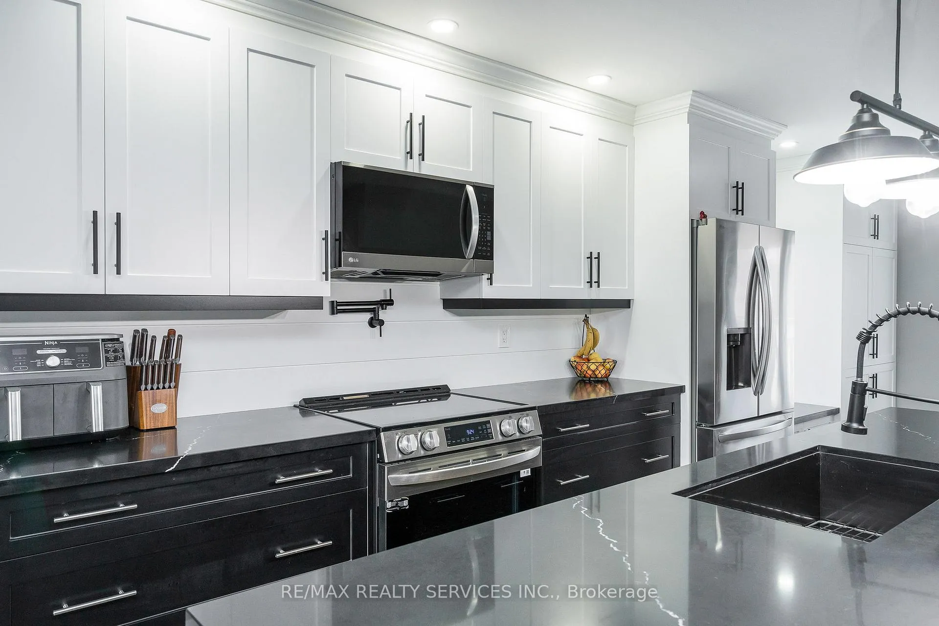 Photo 3 of 1 Acorn Crescent, Wasaga Beach — HOMEH