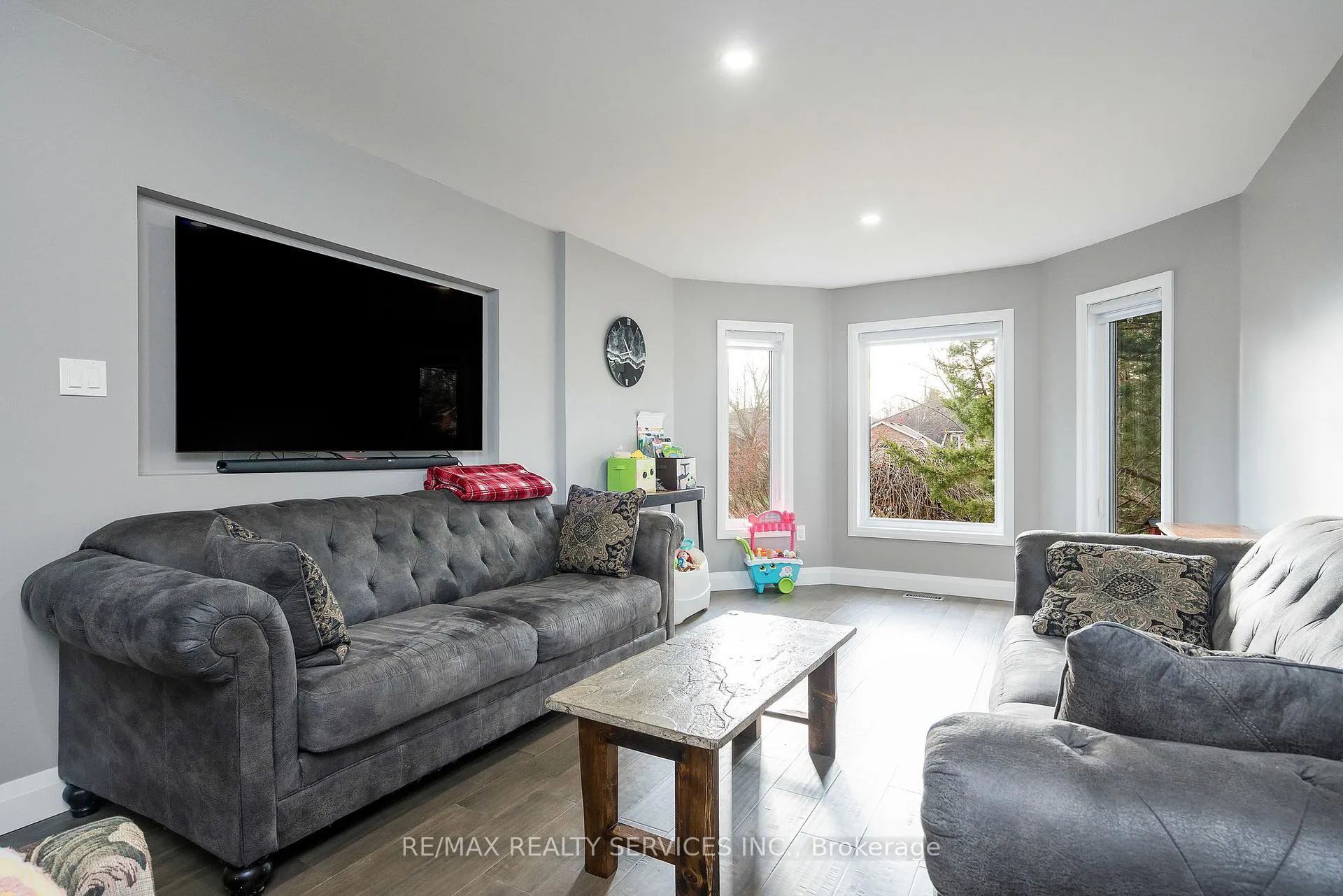 Photo 5 of 1 Acorn Crescent, Wasaga Beach — HOMEH