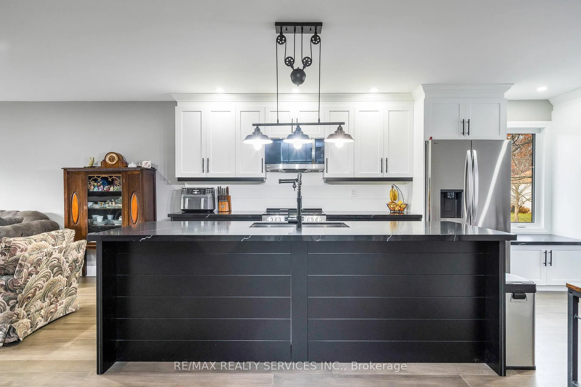 Photo 7 of 1 Acorn Crescent, Wasaga Beach — HOMEH