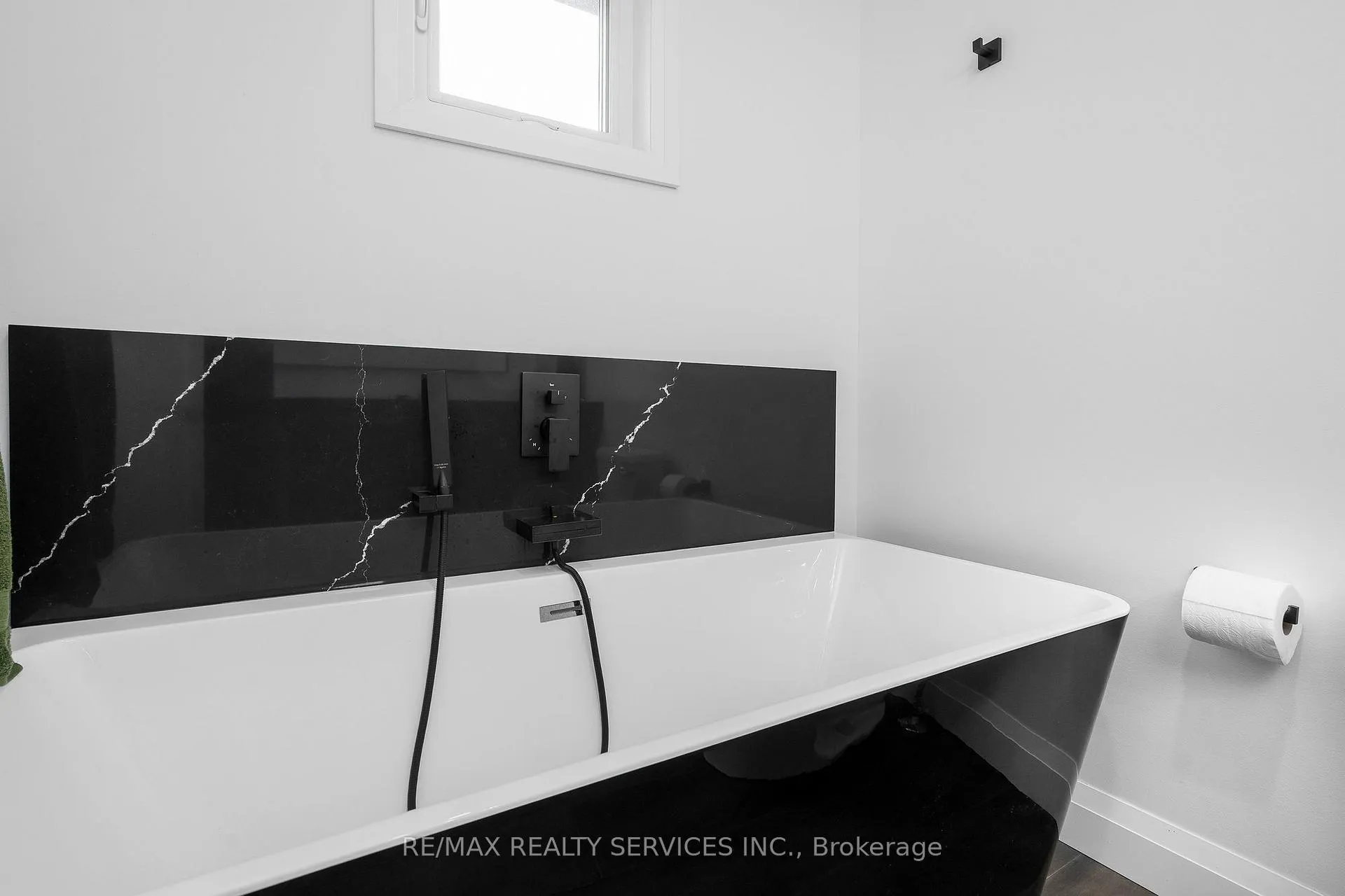 Photo 18 of 1 Acorn Crescent, Wasaga Beach — HOMEH