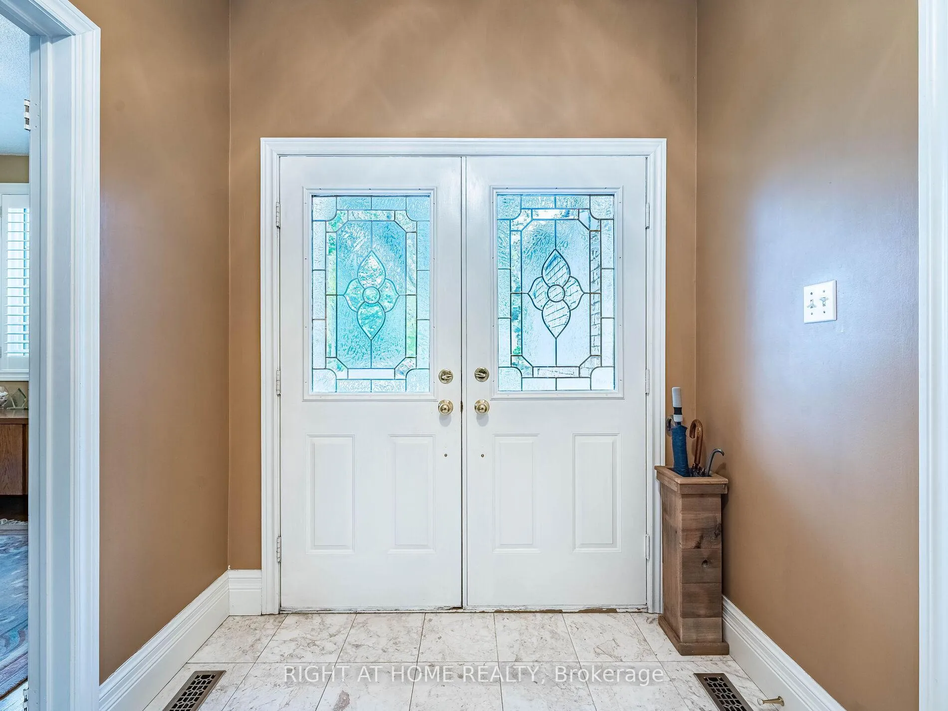 Photo 5 of 56 Soho Crescent, Markham, Markville — HOMEH